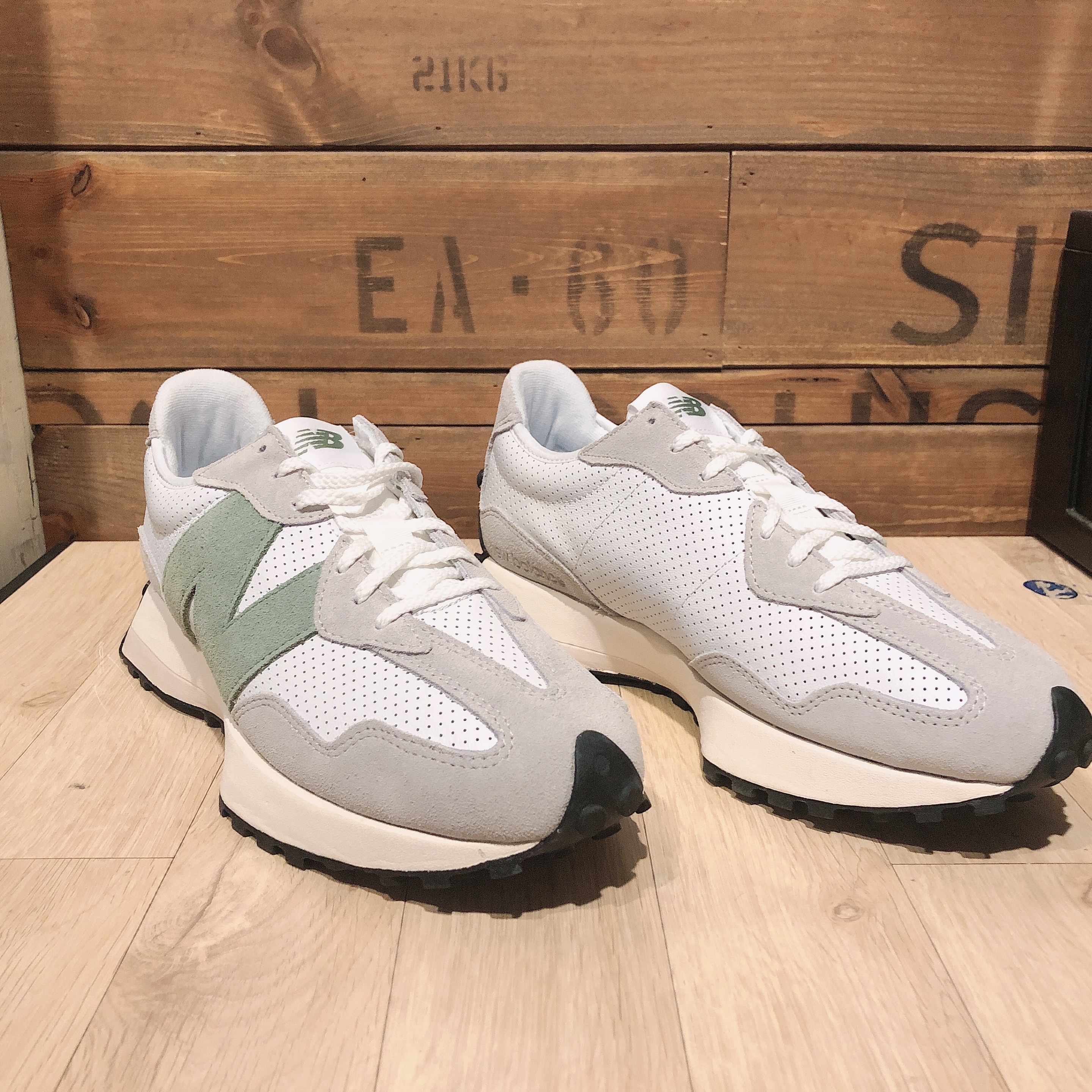 (W) New Balance 327 Grey Green - JD Sports Exclusive 착용 스타일 - 4