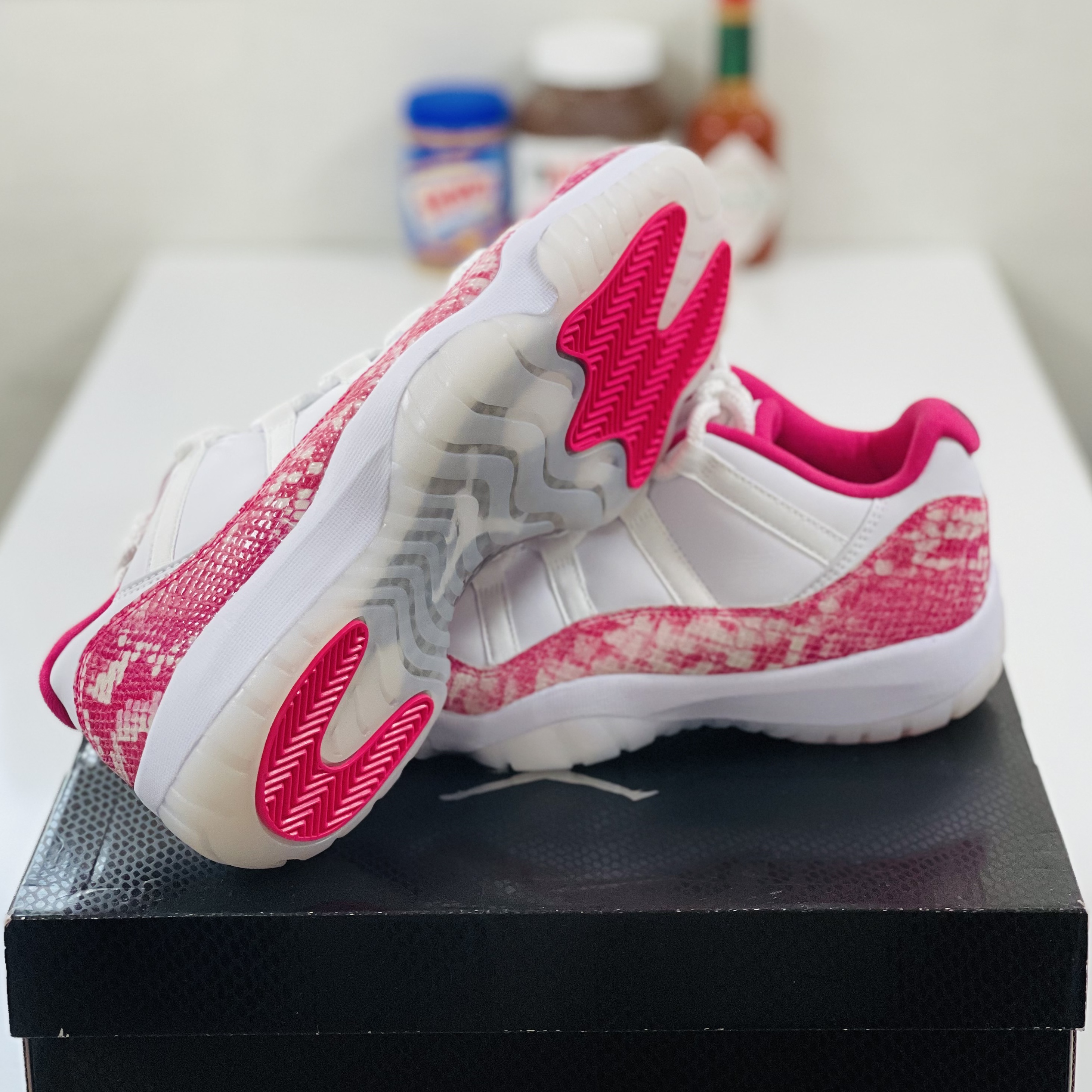 (W) Jordan 11 Retro Low Pink Snakeskin 2019 착용 스타일 - 5
