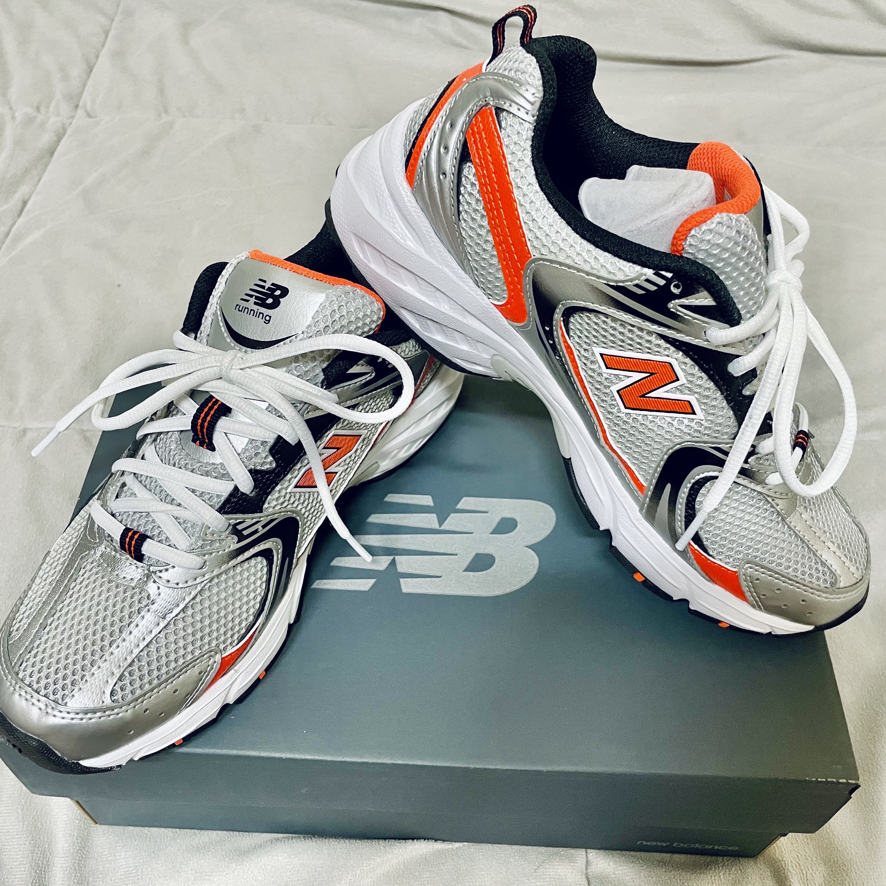 New Balance 530 Metal Orange 착용 스타일