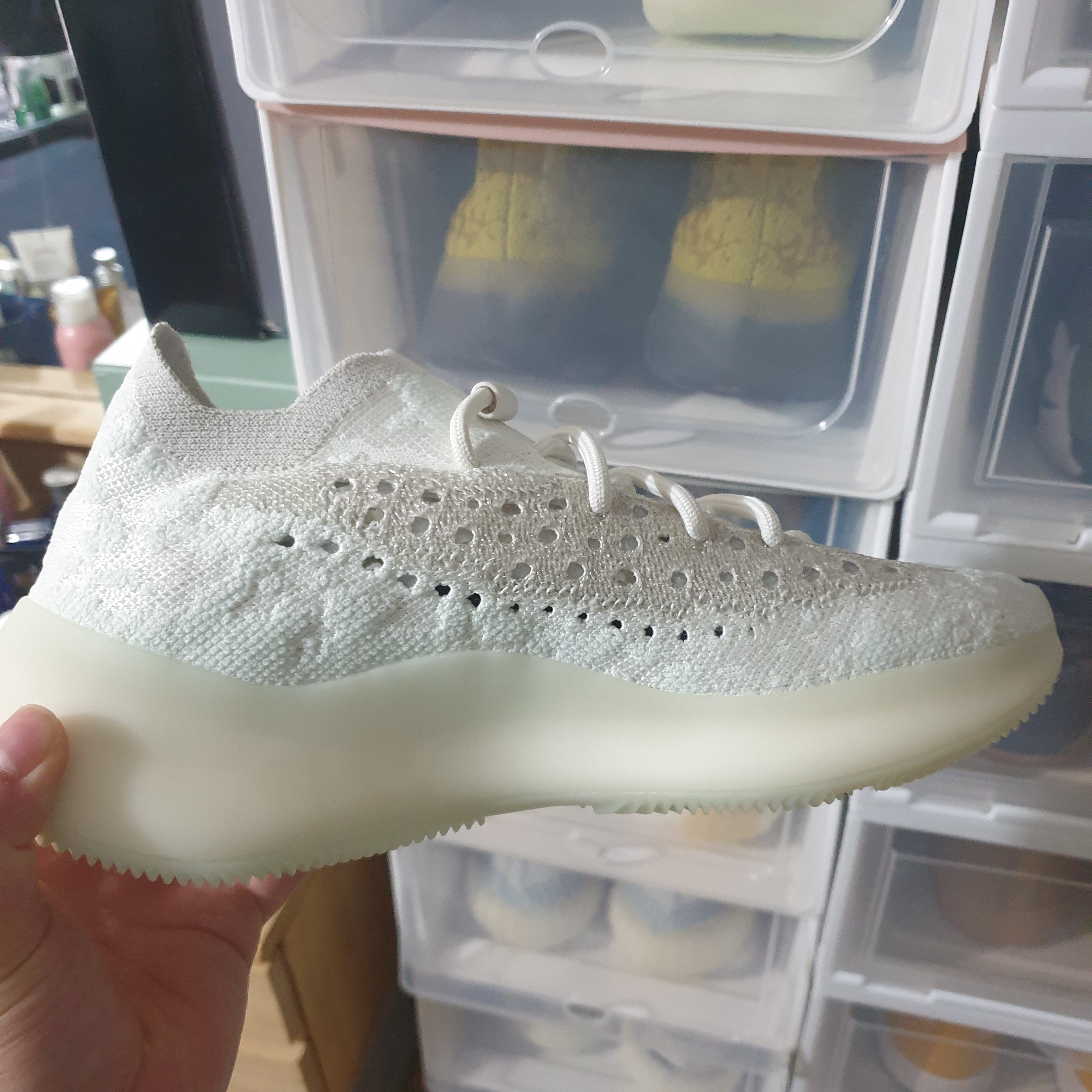 Adidas Yeezy Boost 380 Calcite Glow 착용 스타일 - 2