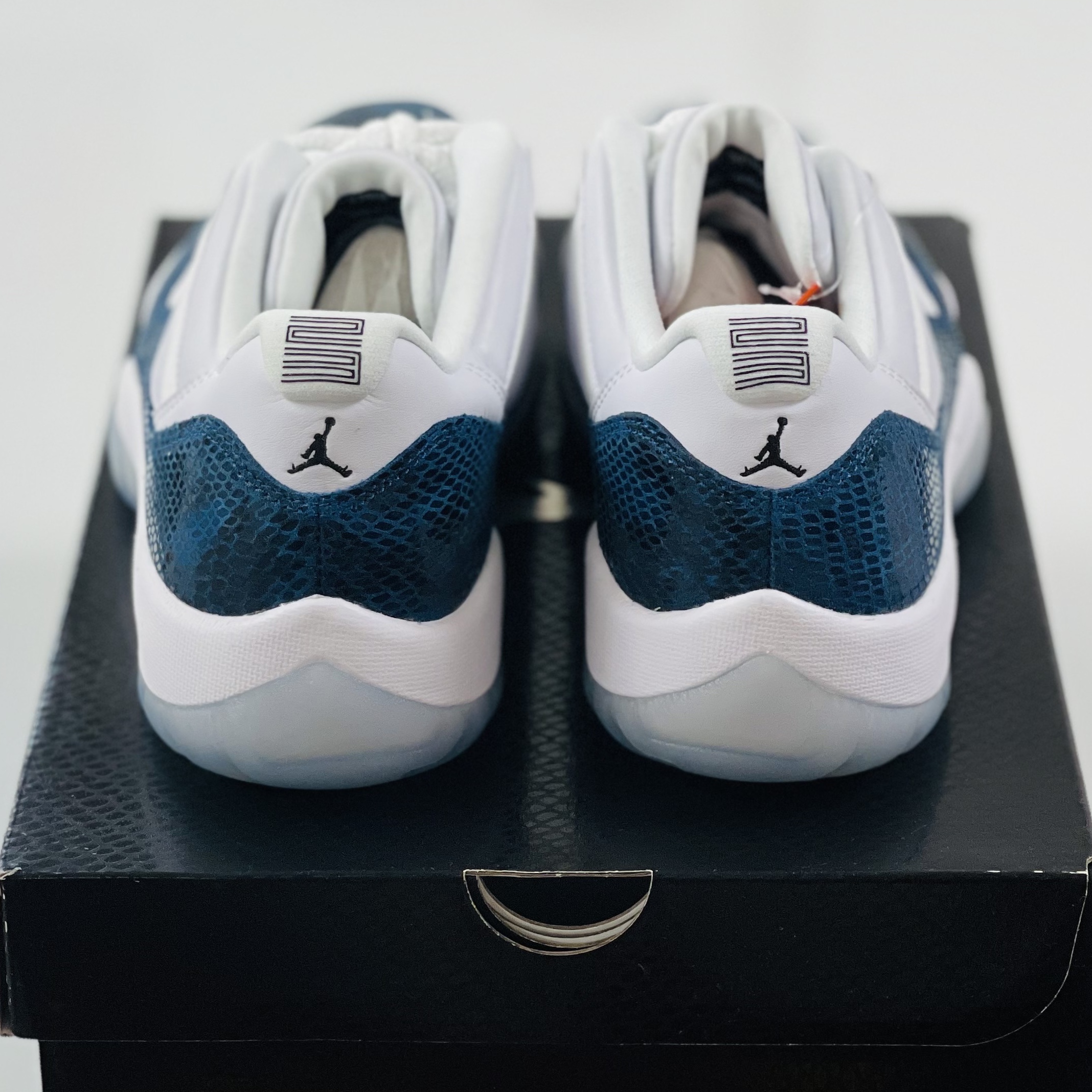 Jordan 11 Retro Low Navy Snakeskin 2019 착용 스타일 - 4