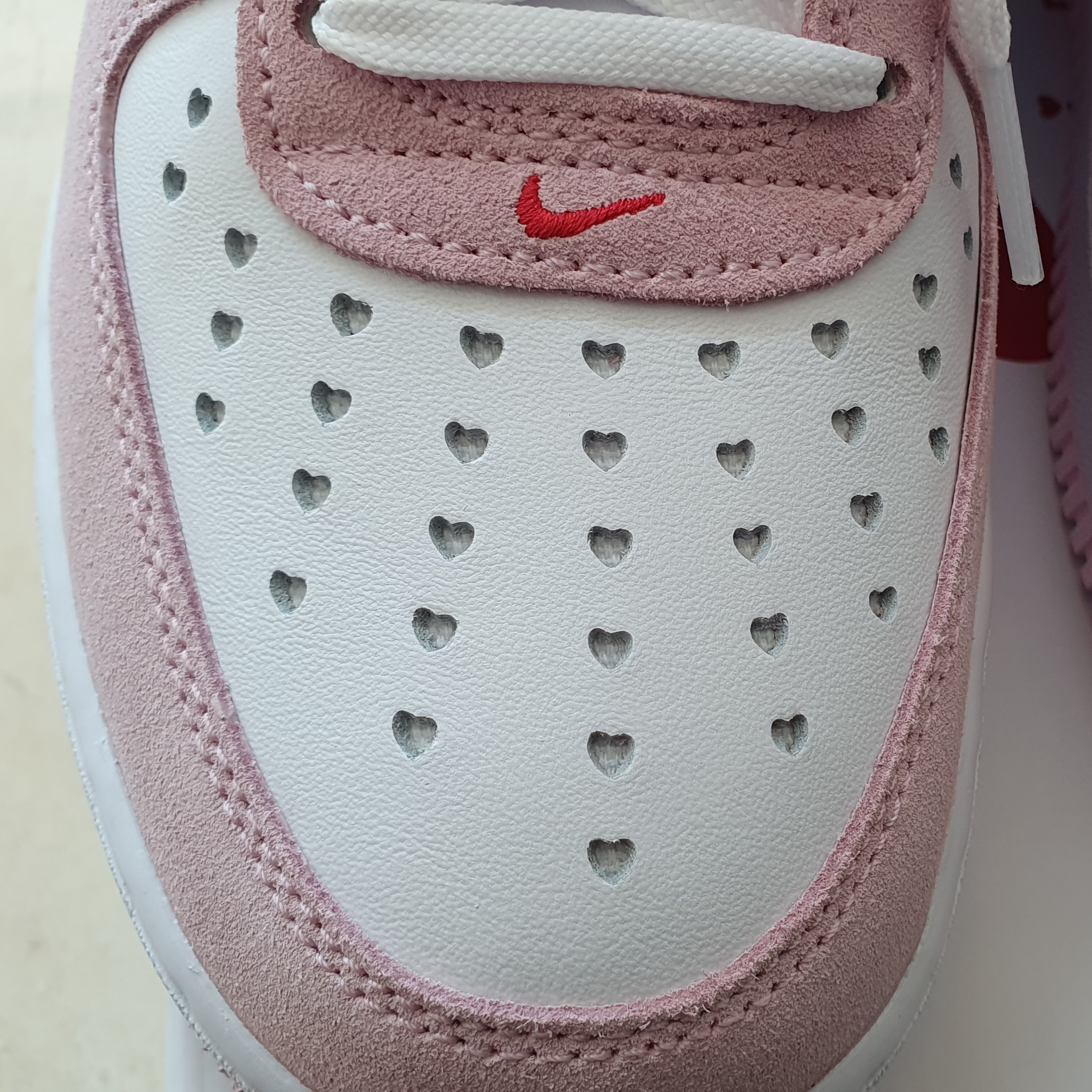Nike Air Force 1 '07 QS Valentine's Day 착용 스타일 - 3