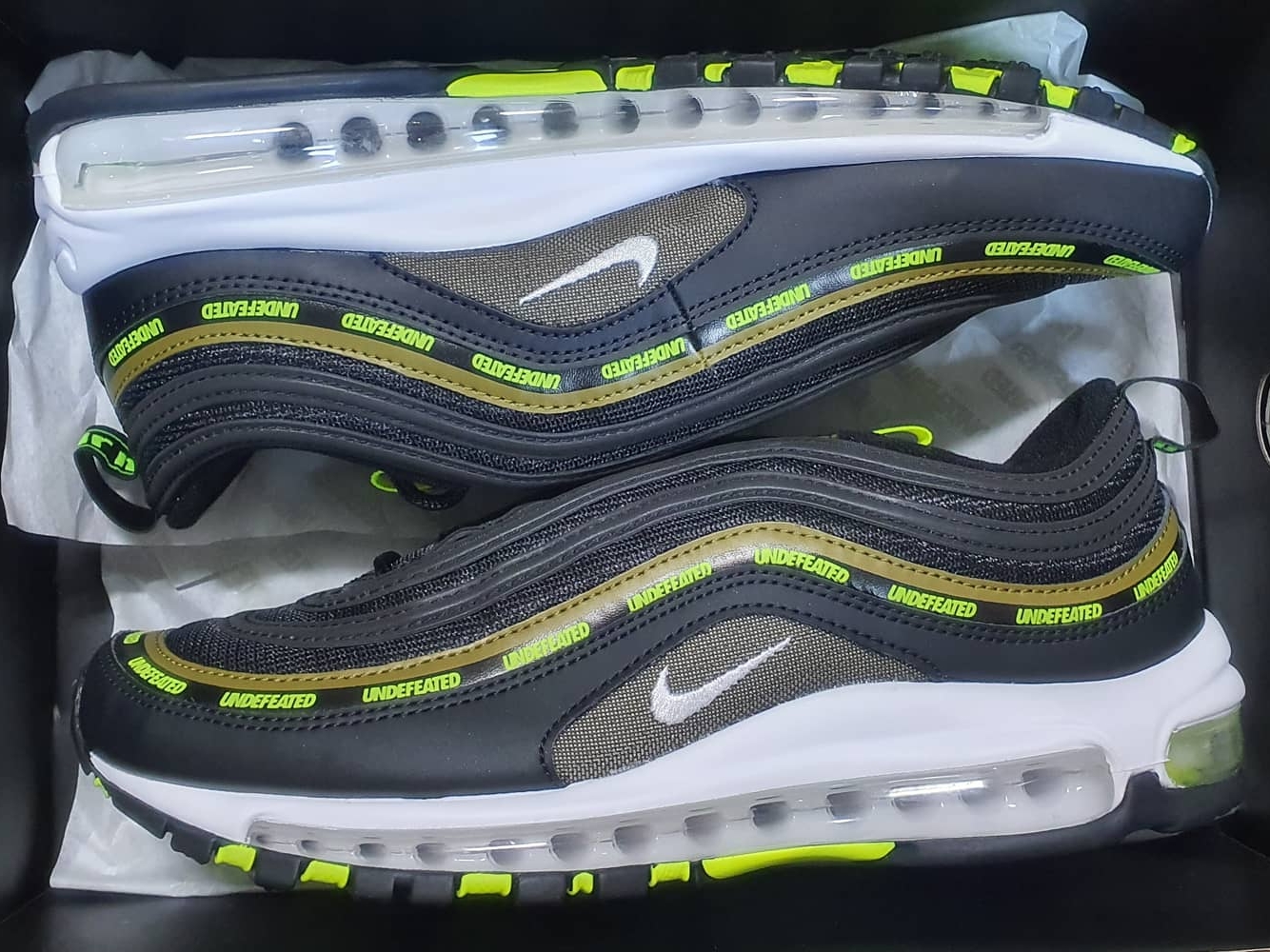 Nike x Undefeated Air Max 97 Black Volt 착용 스타일 - 2