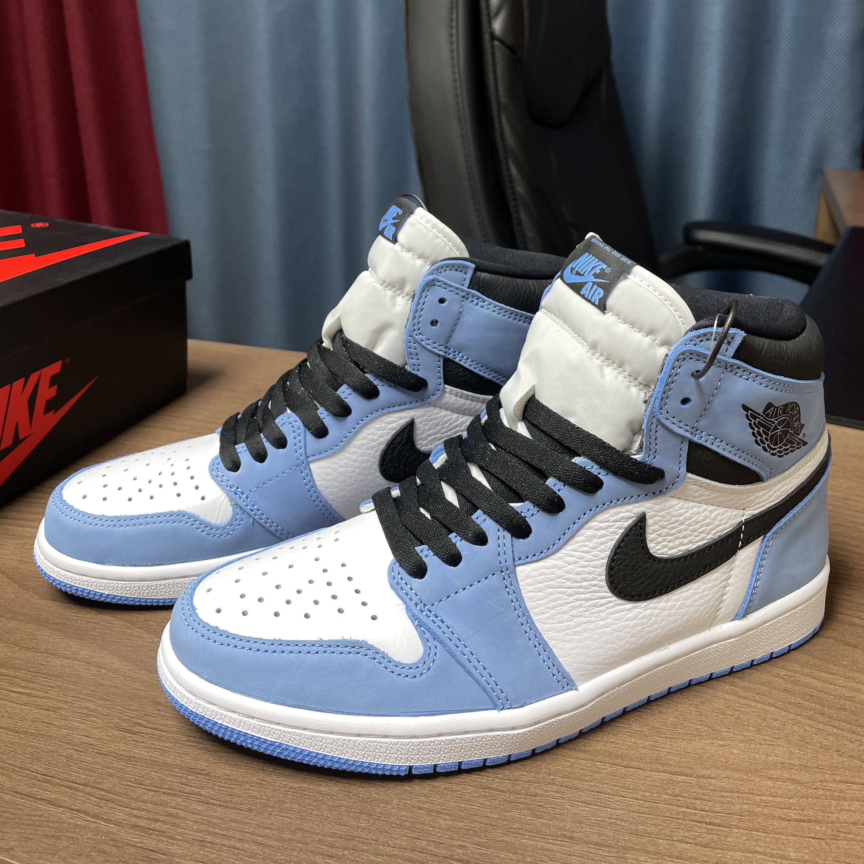 Jordan 1 Retro High OG University Blue 착용 스타일