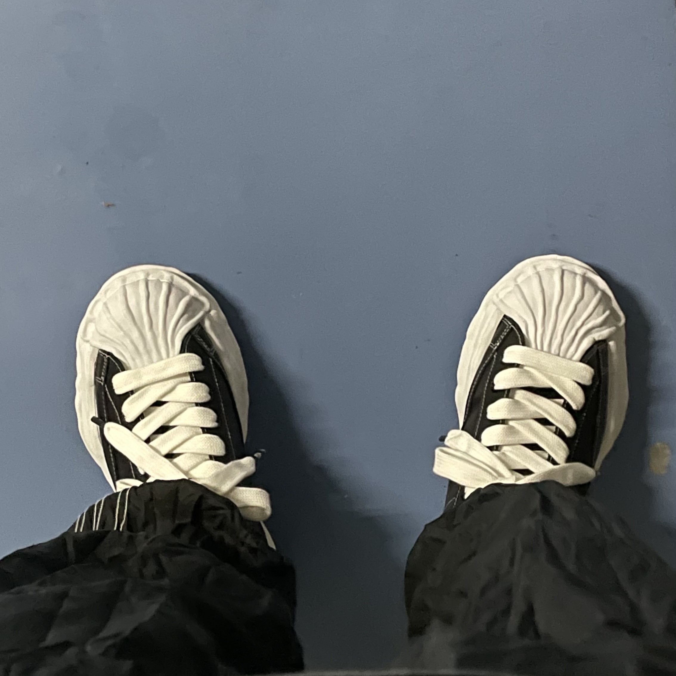 Maison Mihara Yasuhiro Blakey OG Sole Leather Low-top Sneakers Black 착용 스타일