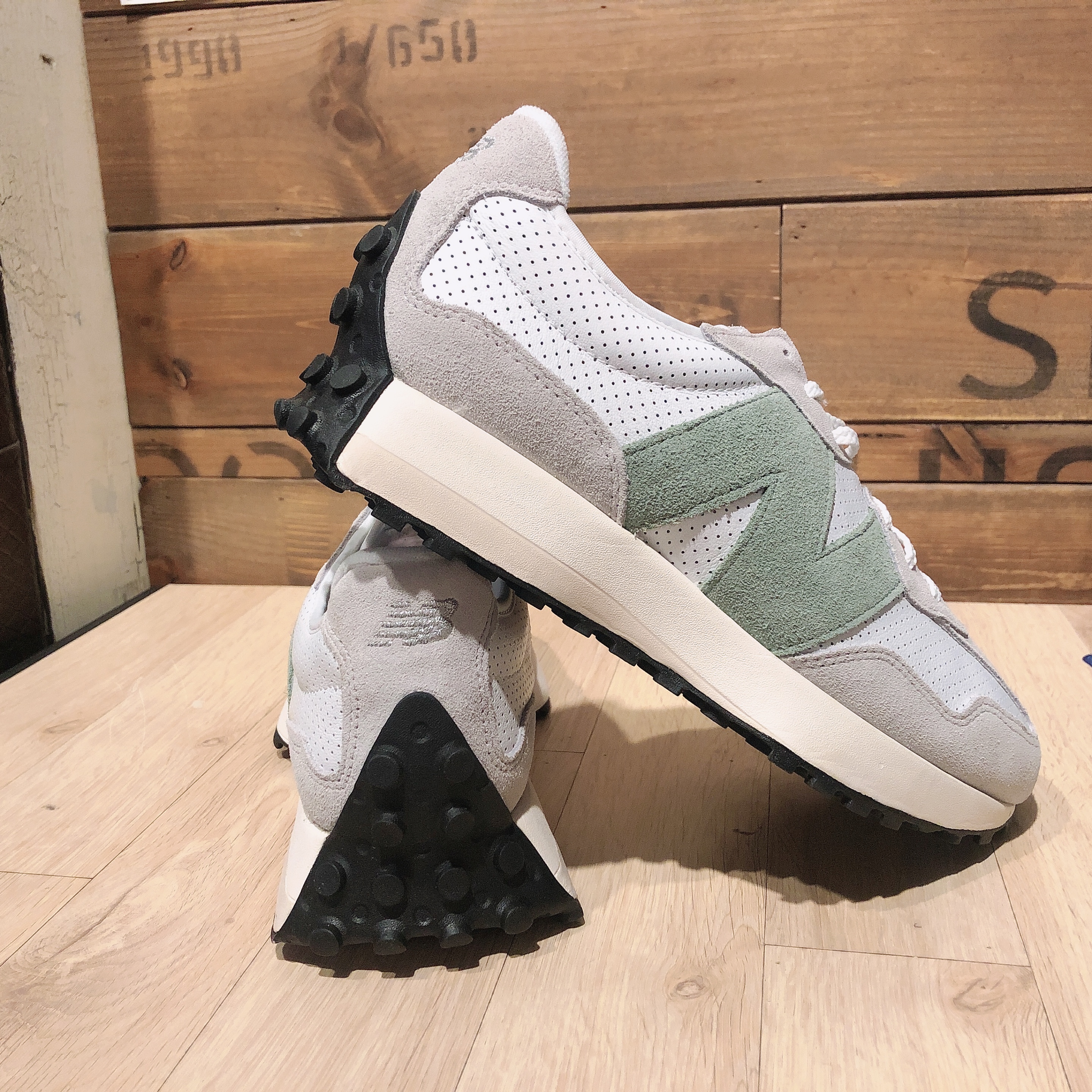 (W) New Balance 327 Grey Green - JD Sports Exclusive 착용 스타일 - 2