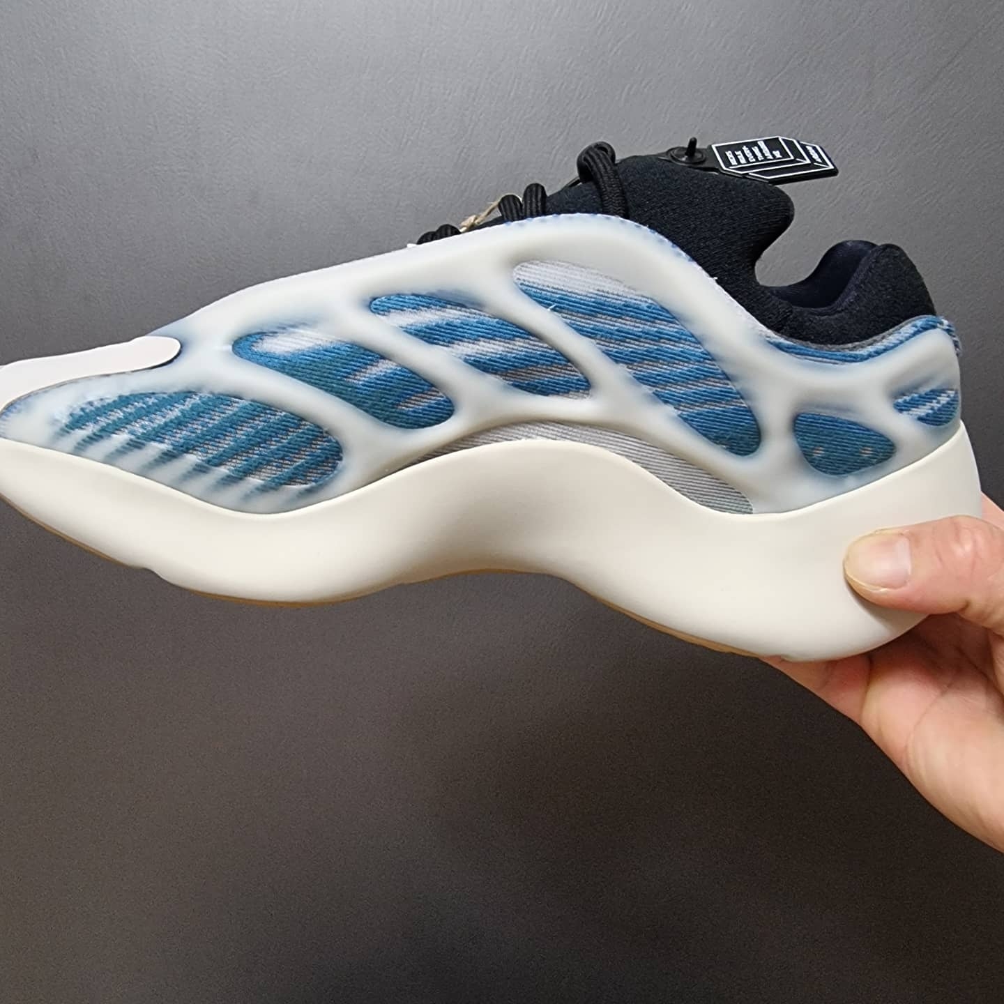Jordan 1 Mid SE ASW Black, Adidas Yeezy 700 V3 Kyanite 착용 스타일 - 3