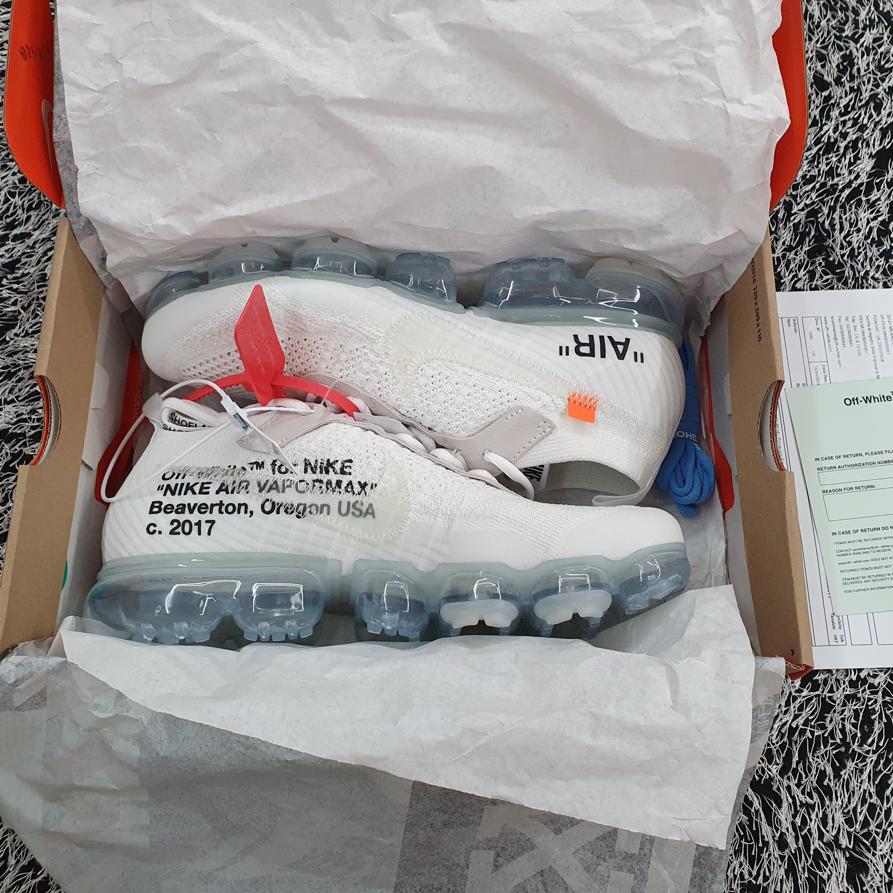 Nike x Off-White Air VaporMax V2 White, Jordan 1 Retro High OG Bred Toe 착용 스타일 - 1