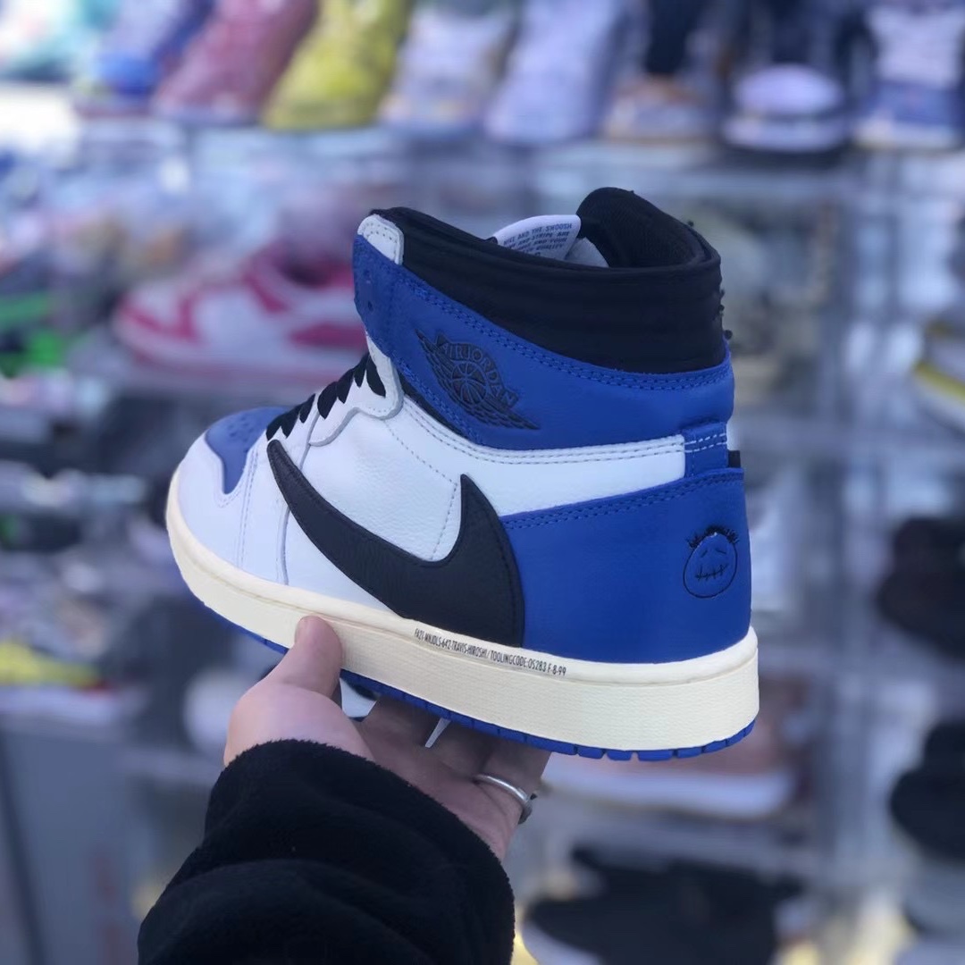 Jordan 1 x Travis Scott Retro High OG SP Mocha, Jordan 1 x Travis Scott x Fragment Retro High OG SP Military Blue 착용 스타일 - 1