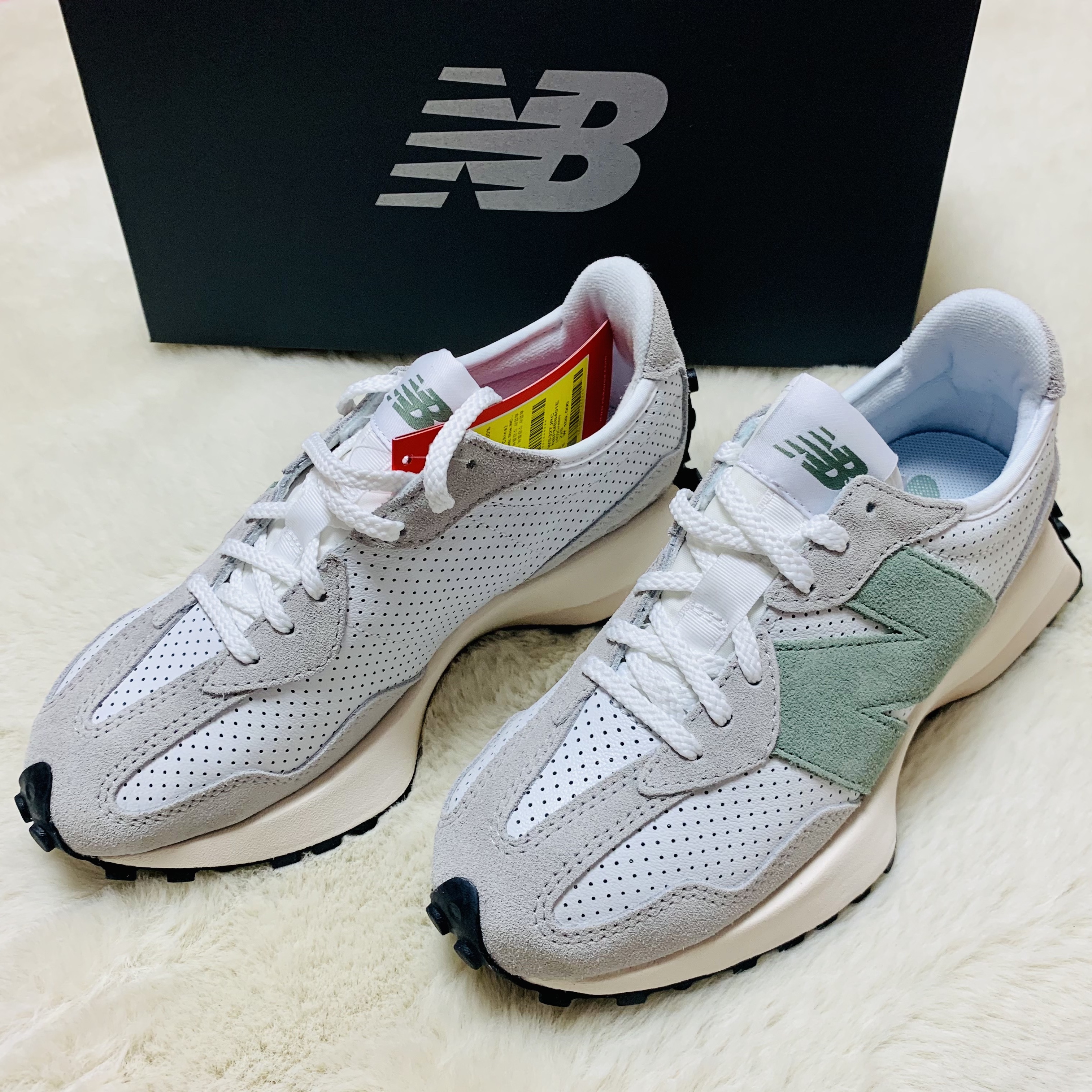(W) New Balance 327 Grey Green - JD Sports Exclusive 착용 스타일