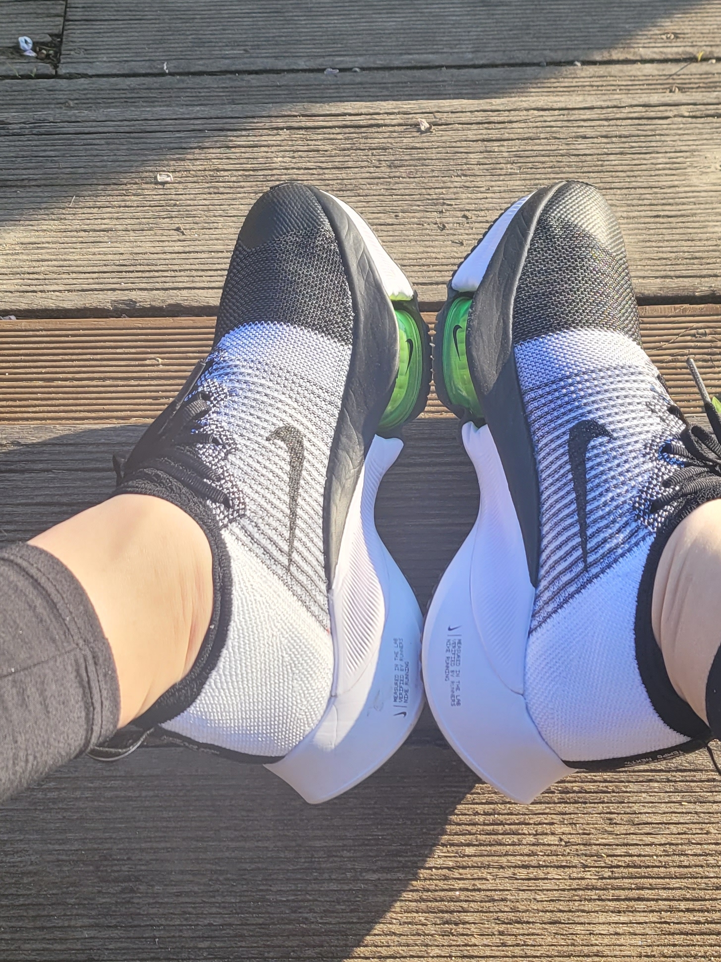 Nike Air Zoom Tempo Next% Flyknit White Hyper Violet 착용 스타일 - 2