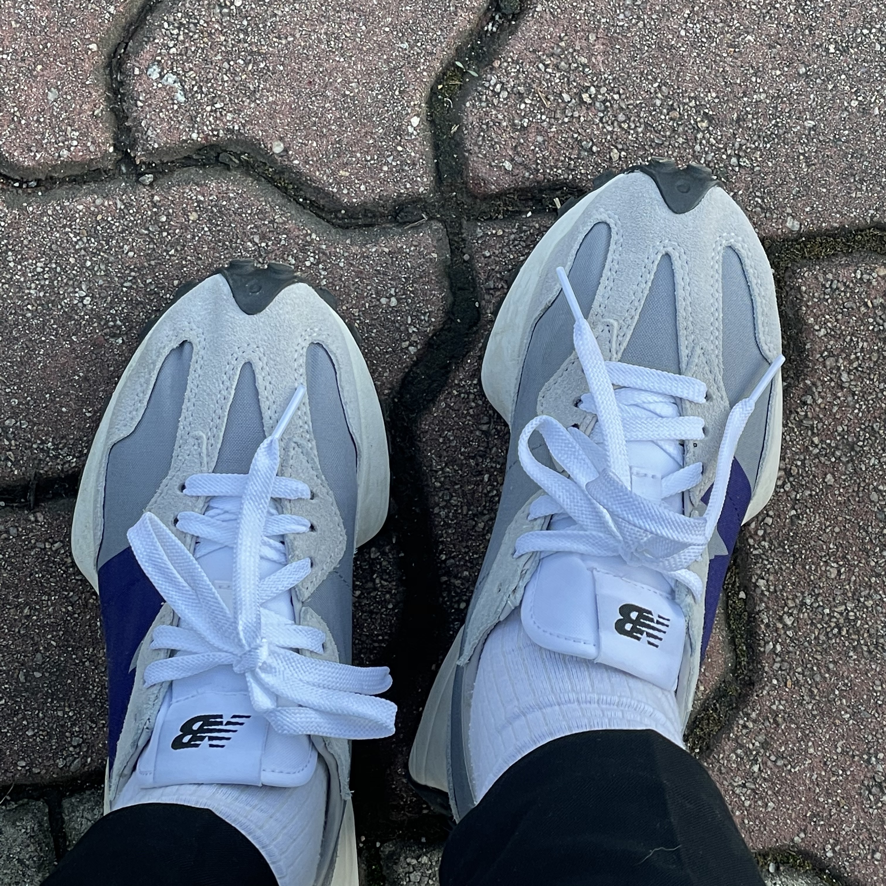 New Balance 327 Grey Purple 착용 스타일 - 1