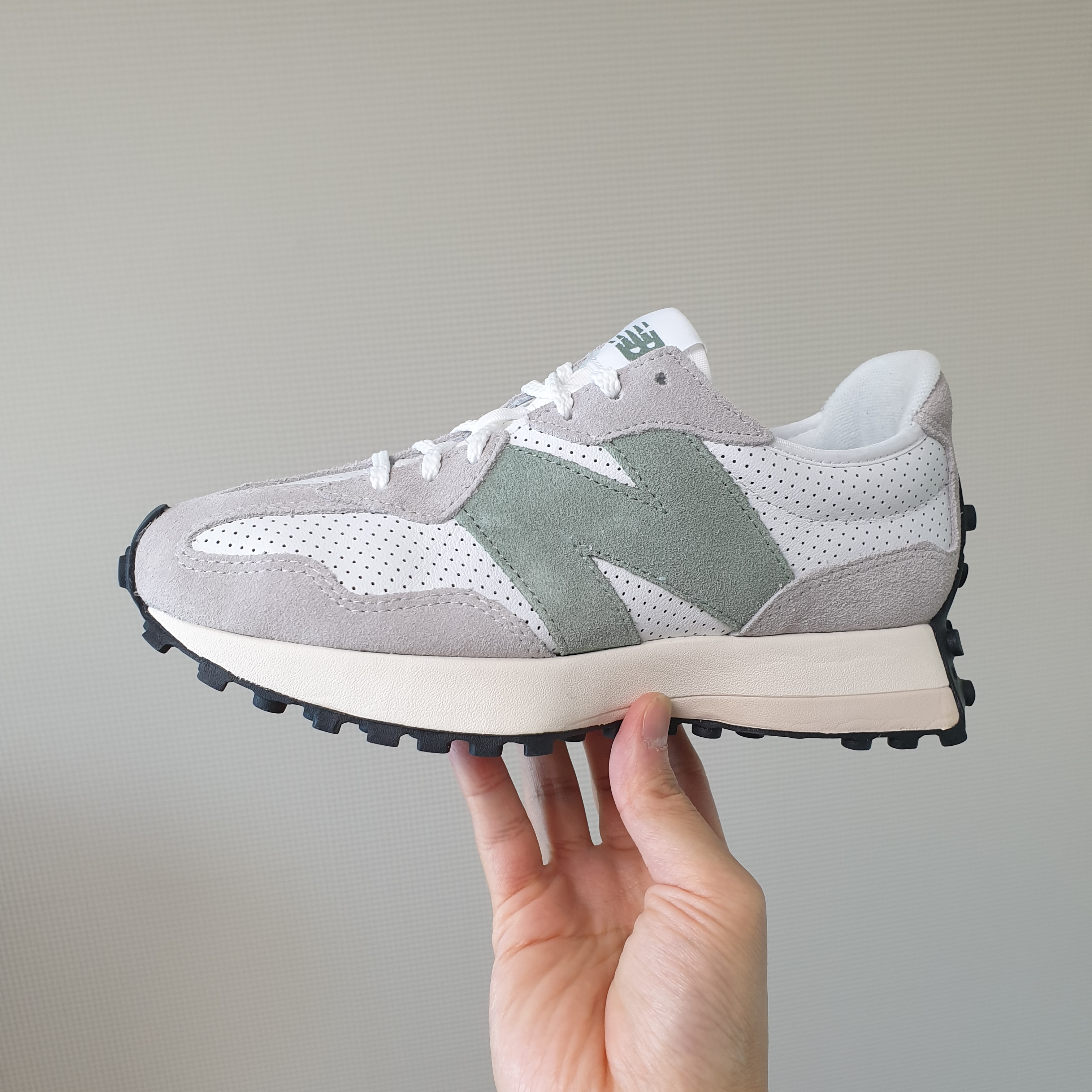 (W) New Balance 327 Grey Green - JD Sports Exclusive 착용 스타일 - 1
