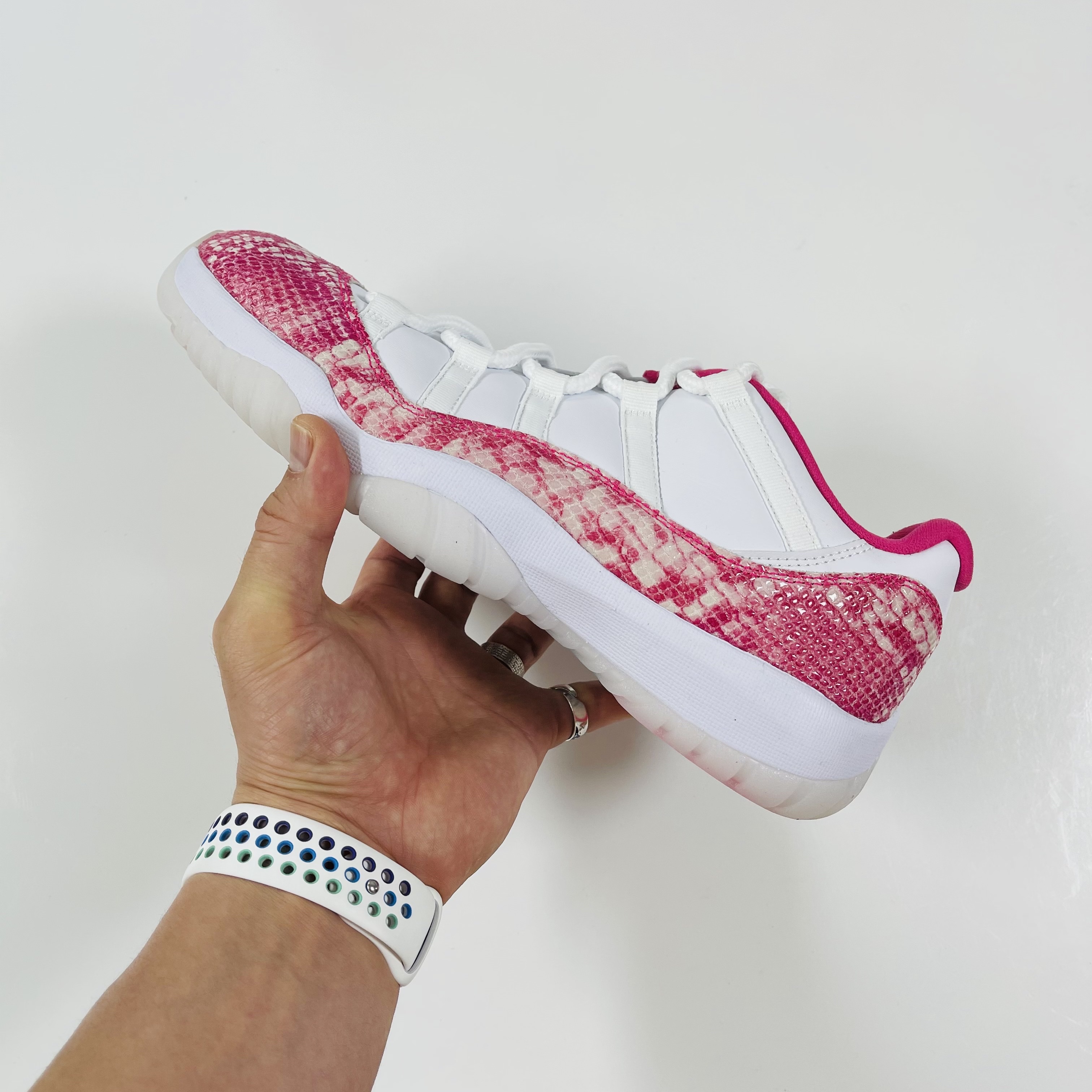 (W) Jordan 11 Retro Low Pink Snakeskin 2019 착용 스타일 - 1