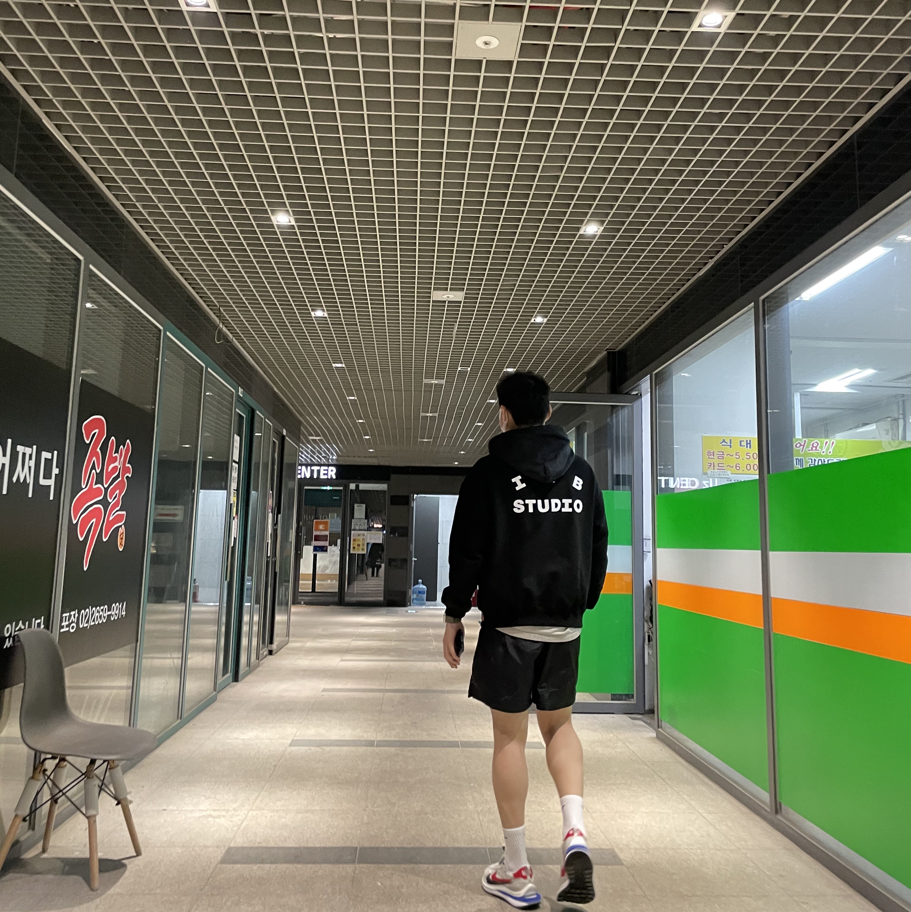 Nike x Sacai VaporWaffle Royal Fuchsia, IAB Studio Woven Hoodie Black 착용 스타일