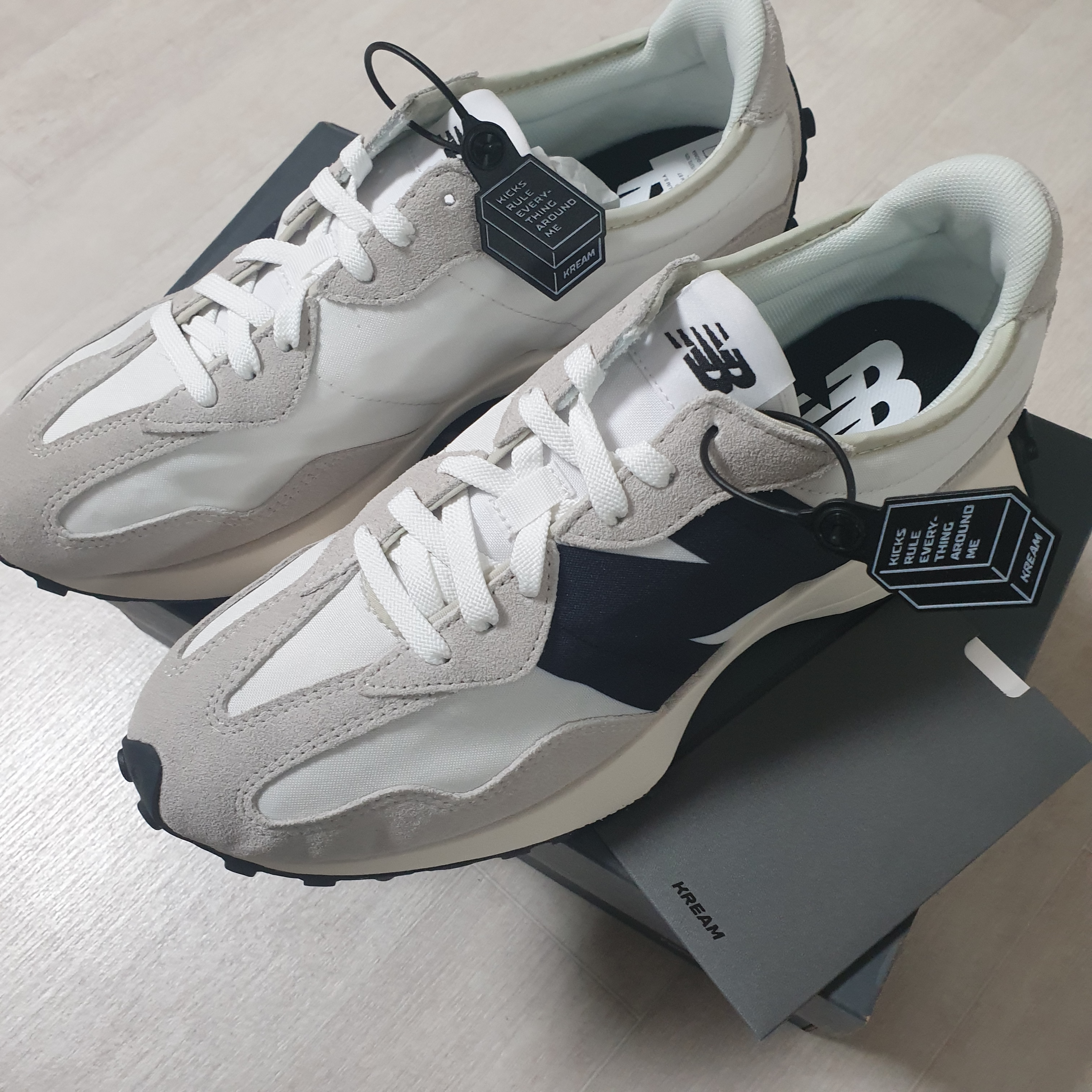 New Balance 327 White Black 착용 스타일