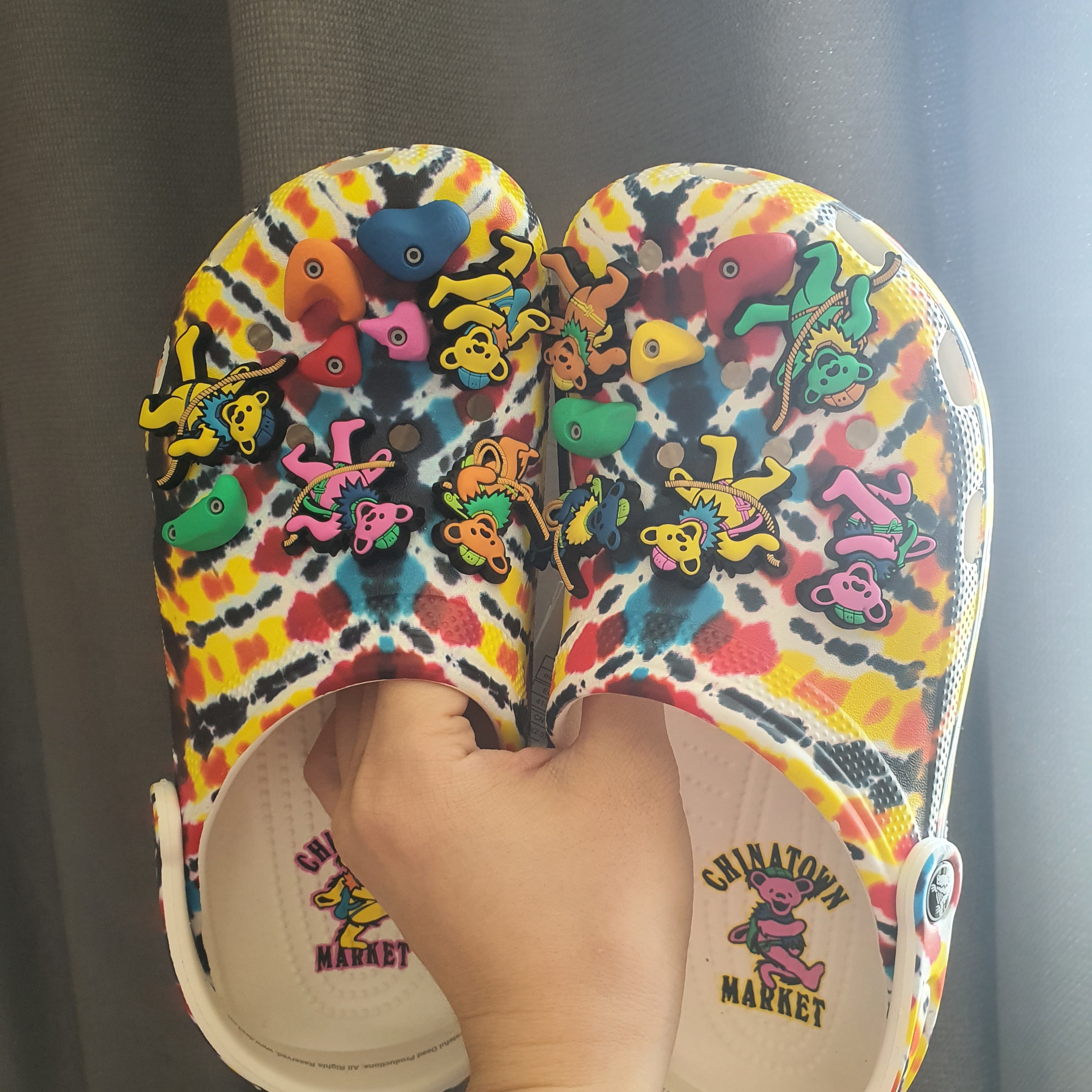 Crocs x Grateful Dead x Chinatown Market Classic Clog Tie-Dye 착용 스타일