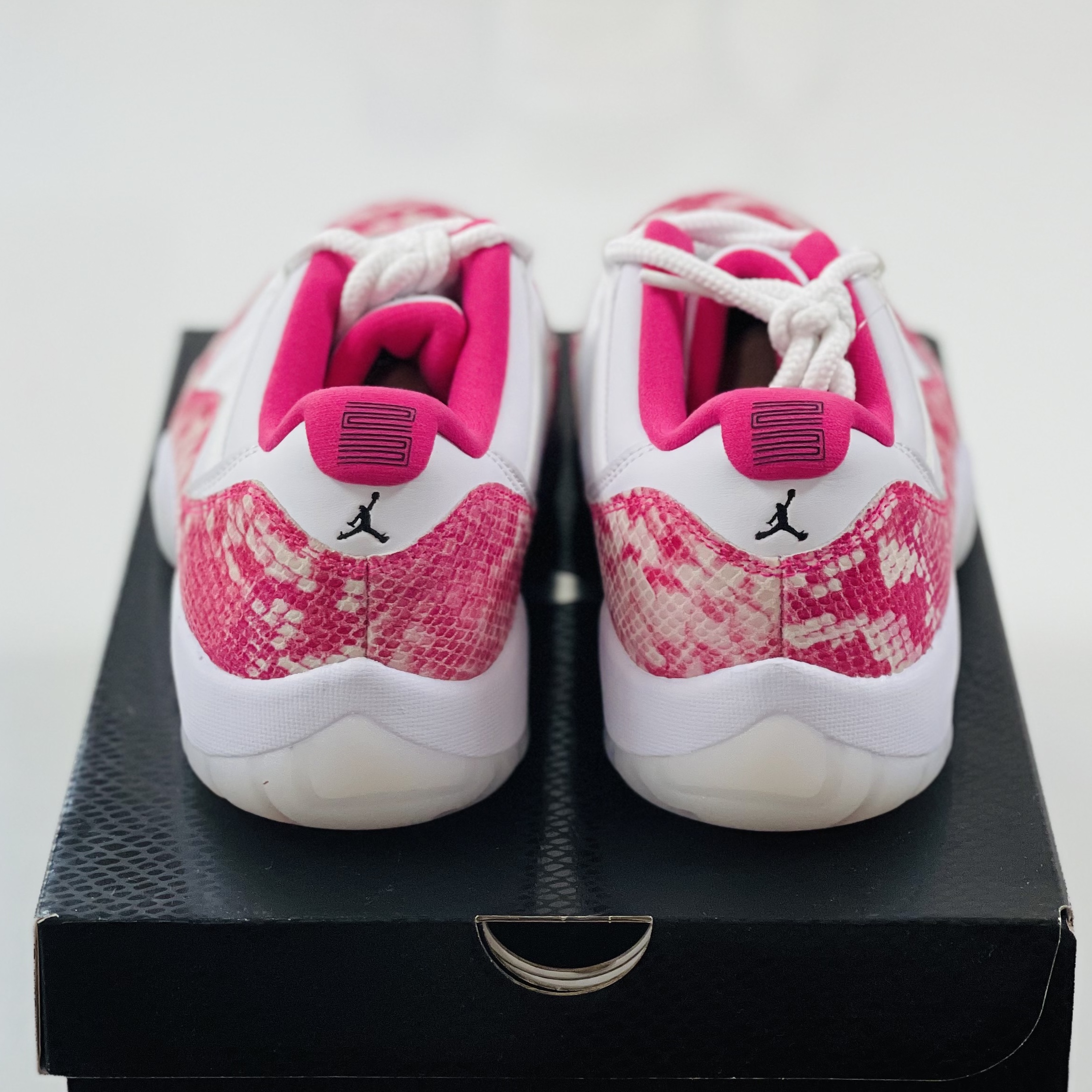 (W) Jordan 11 Retro Low Pink Snakeskin 2019 착용 스타일 - 4