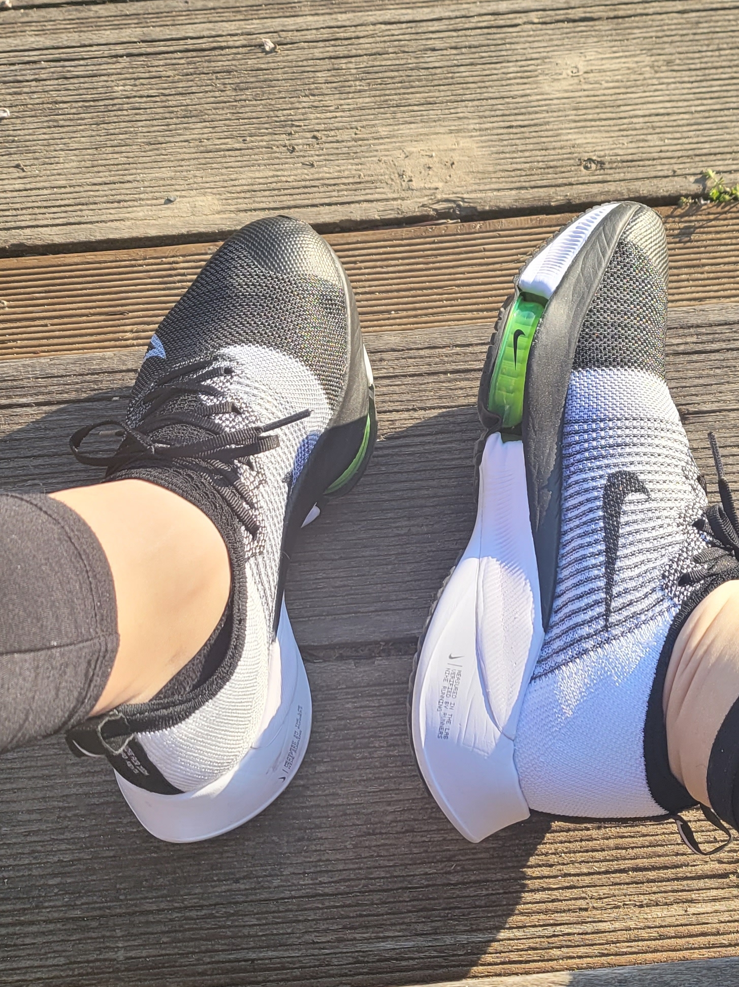 Nike Air Zoom Tempo Next% Flyknit White Hyper Violet 착용 스타일 - 3