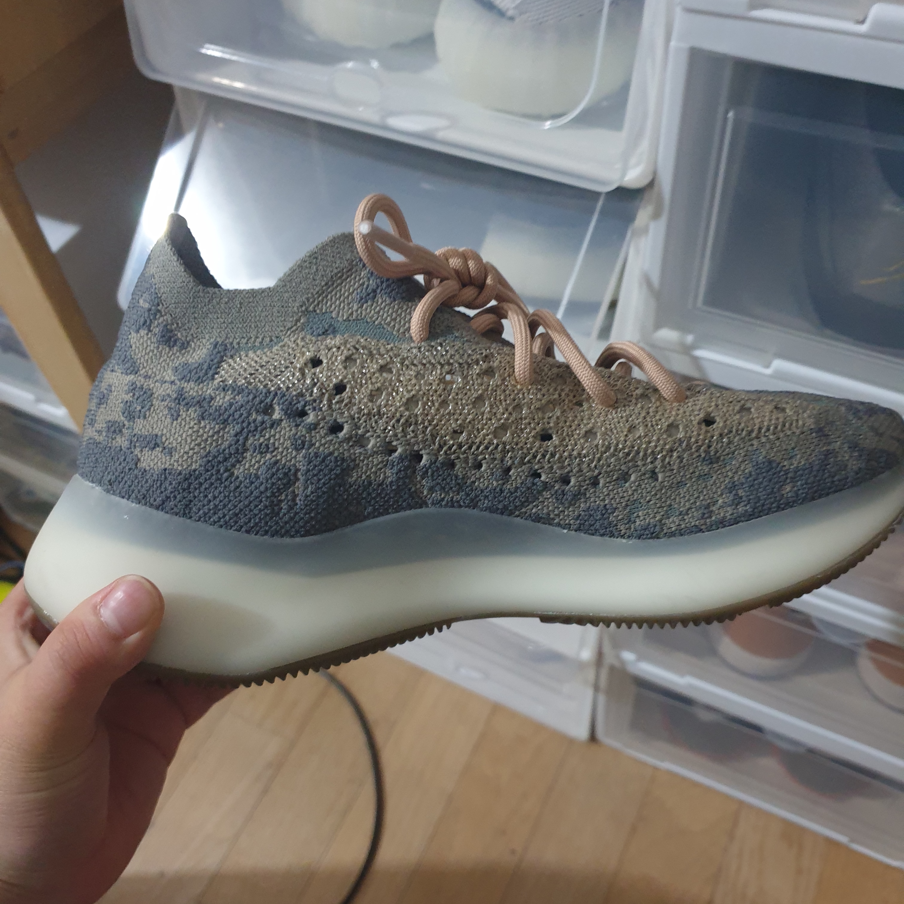 Adidas Yeezy Boost 380 Mist - Non-Reflective 착용 스타일 - 2