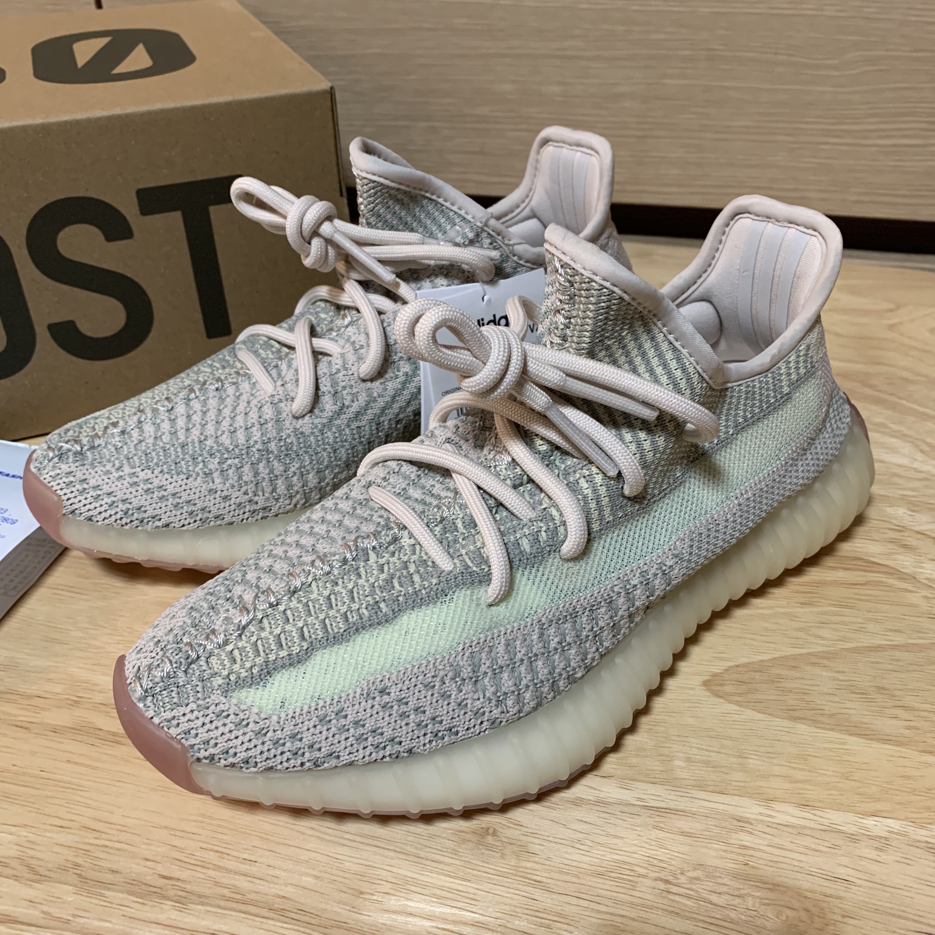 Adidas Yeezy Boost 350 V2 Citrin - Non-Reflective 착용 스타일