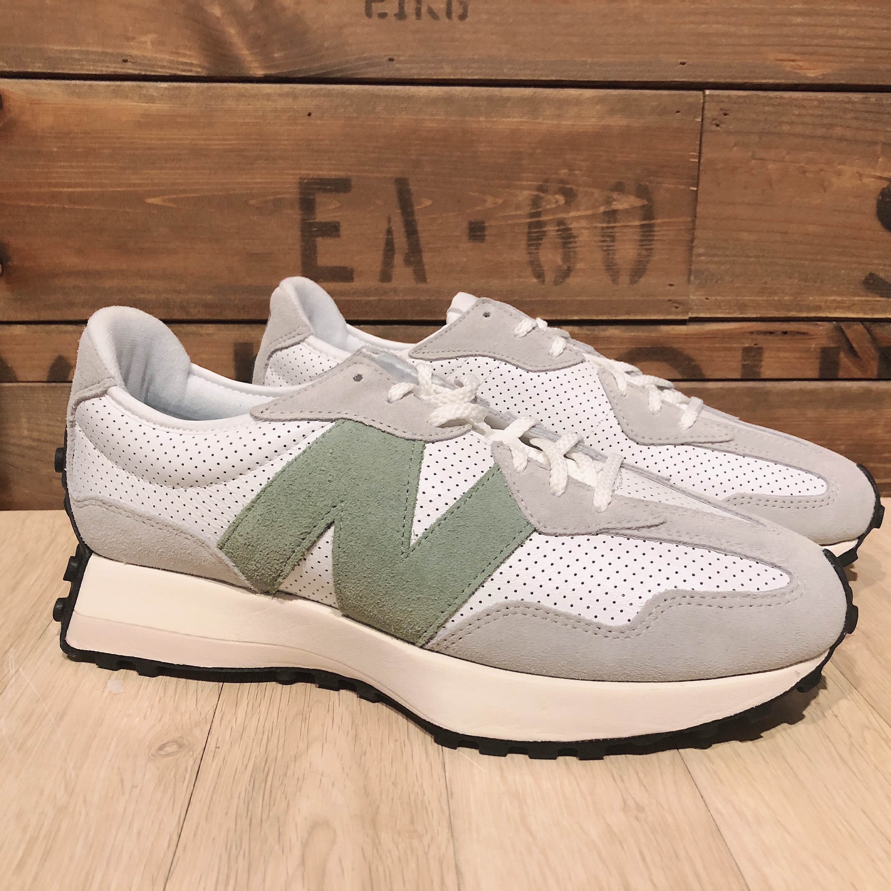 (W) New Balance 327 Grey Green - JD Sports Exclusive 착용 스타일 - 1