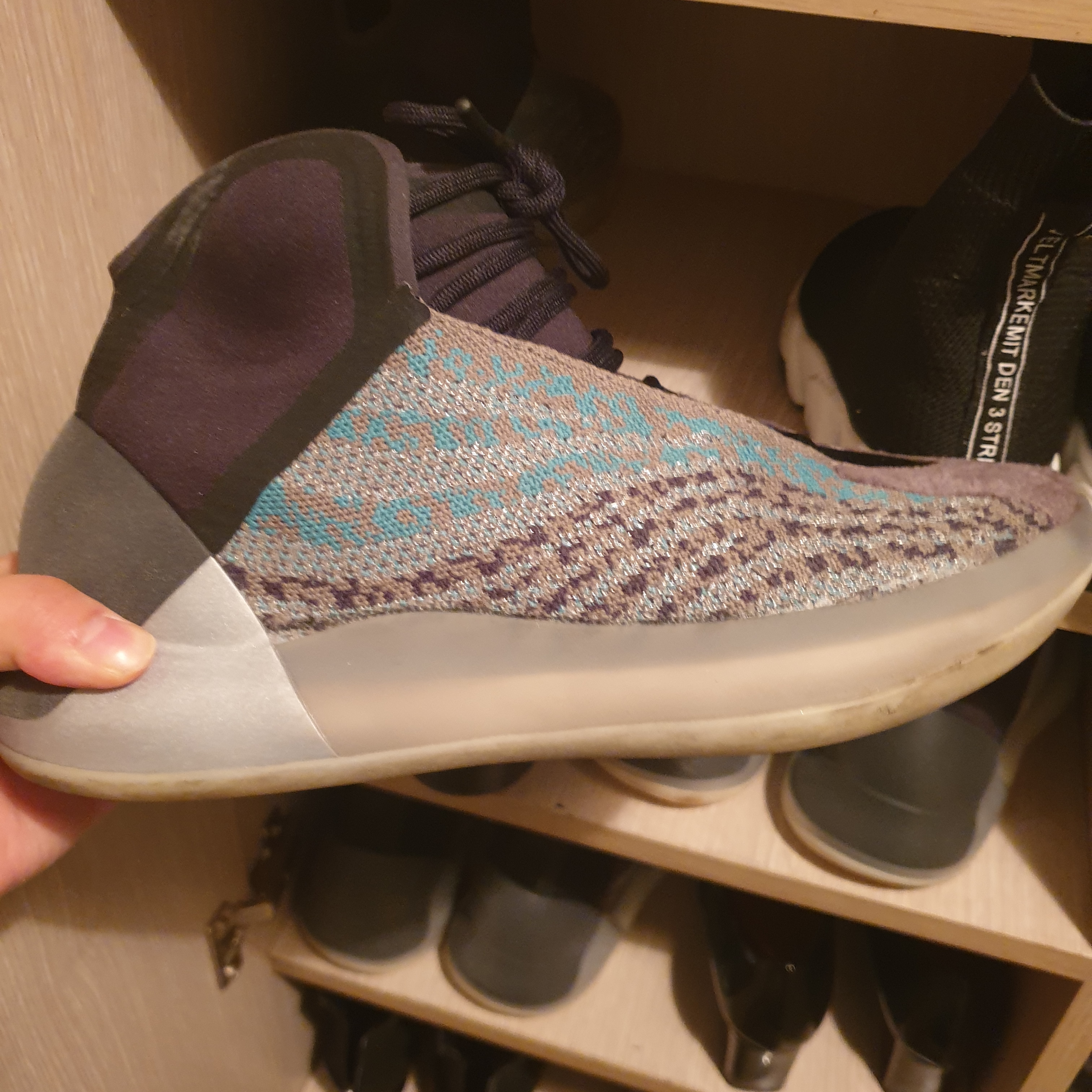 Adidas Yeezy QNTM Teal Blue 착용 스타일 - 2