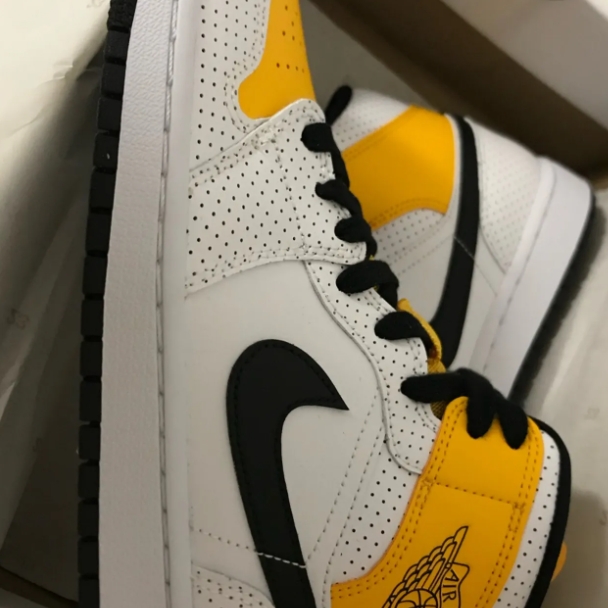 (W) Jordan 1 Mid Laser Orange Perforated 착용 스타일 - 2
