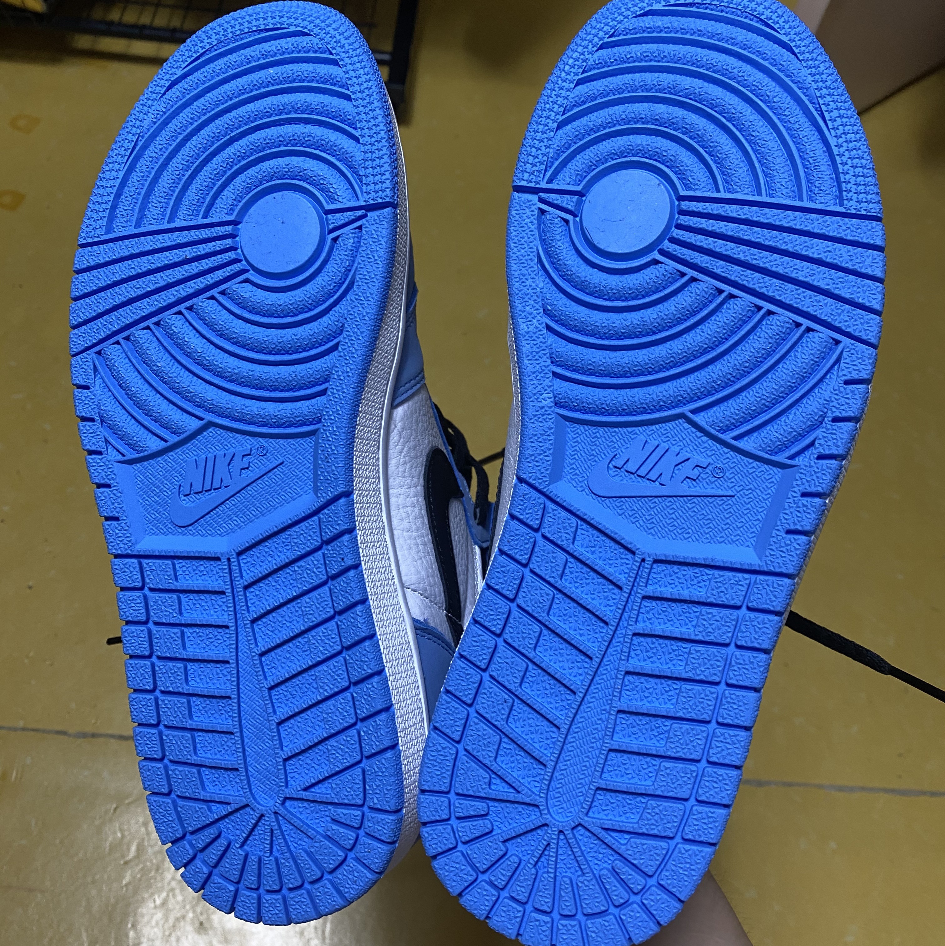 Jordan 1 Retro High OG University Blue 착용 스타일 - 2