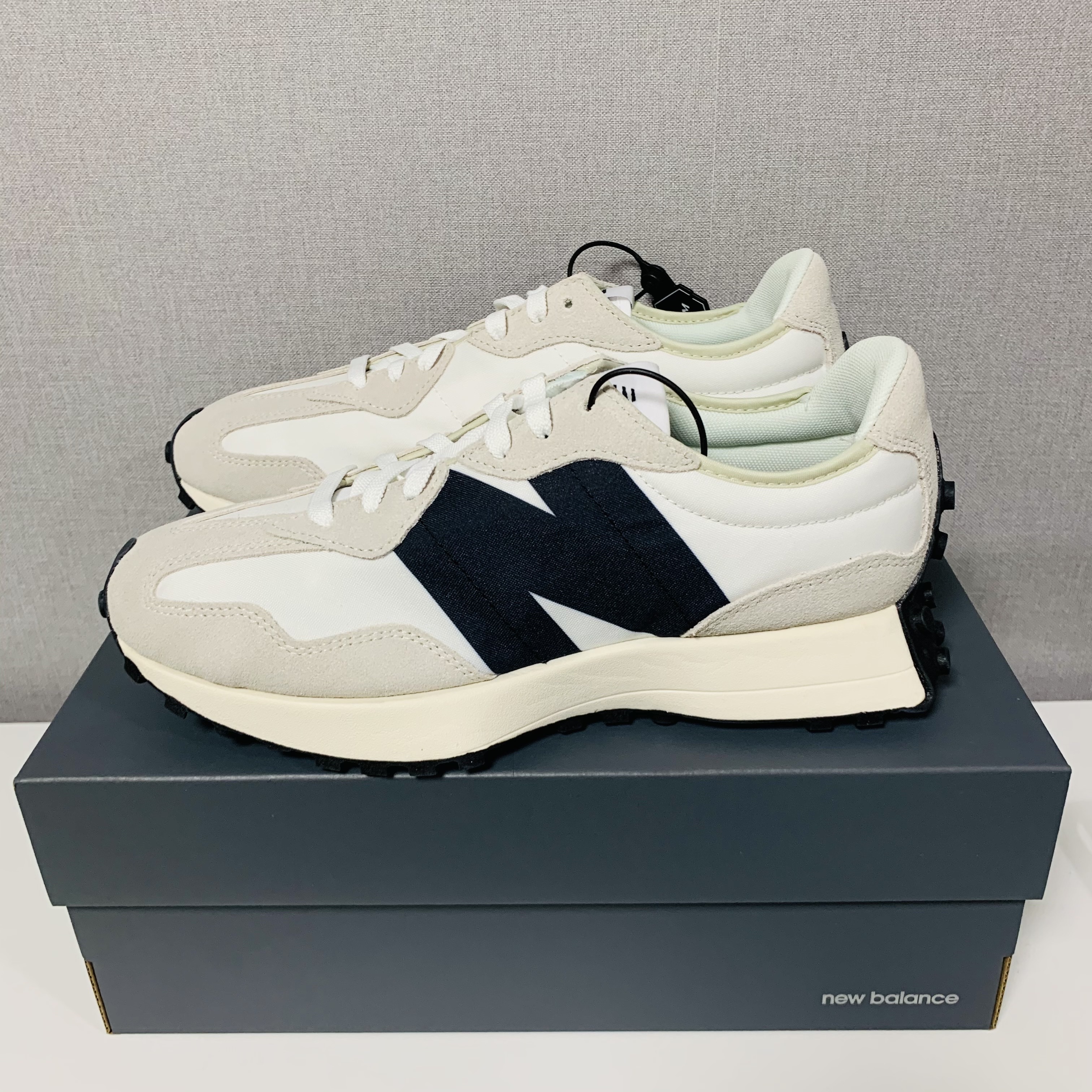 New Balance 327 White Black 착용 스타일 - 3