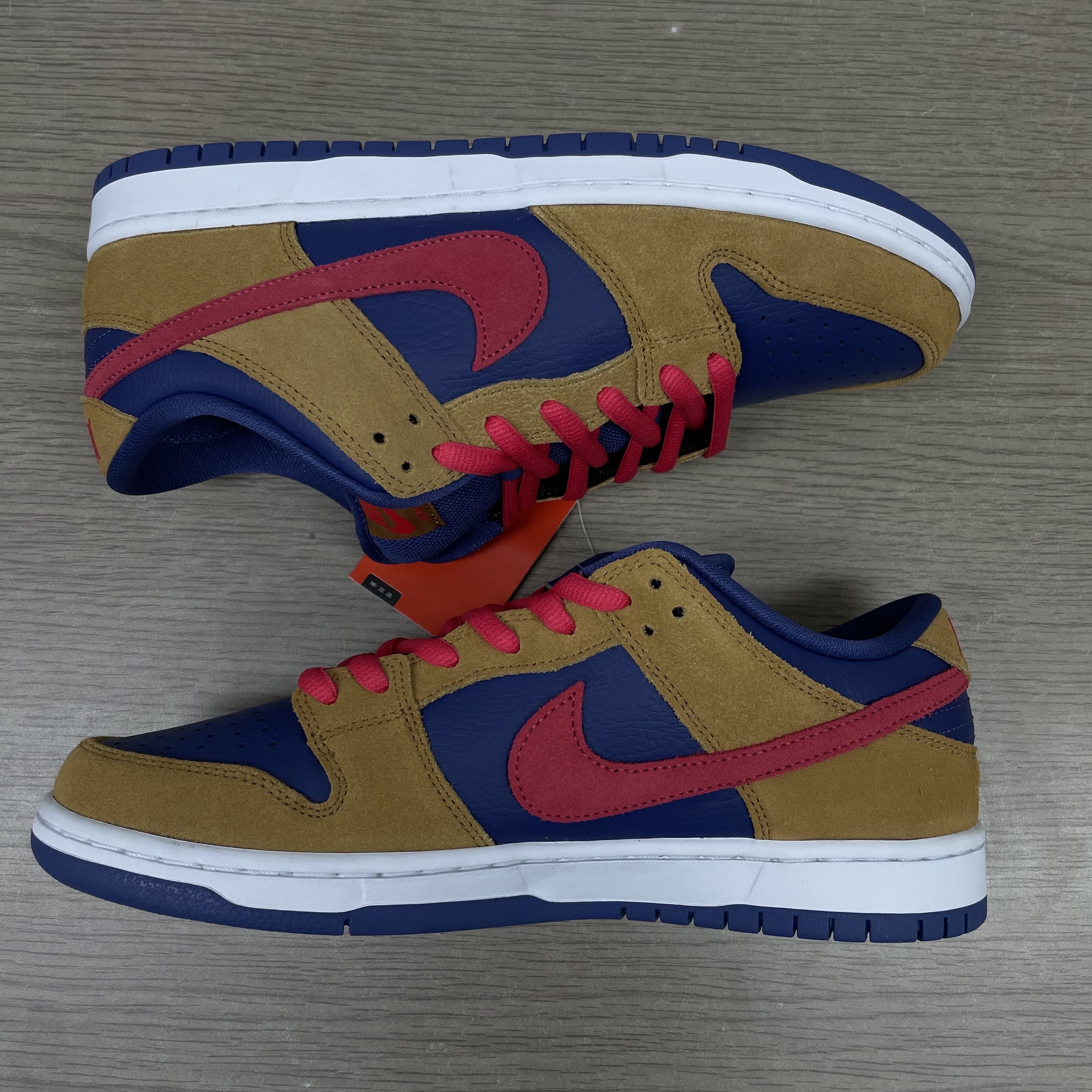 Nike SB Dunk Low Pro Wheat and Purple 착용 스타일 - 1