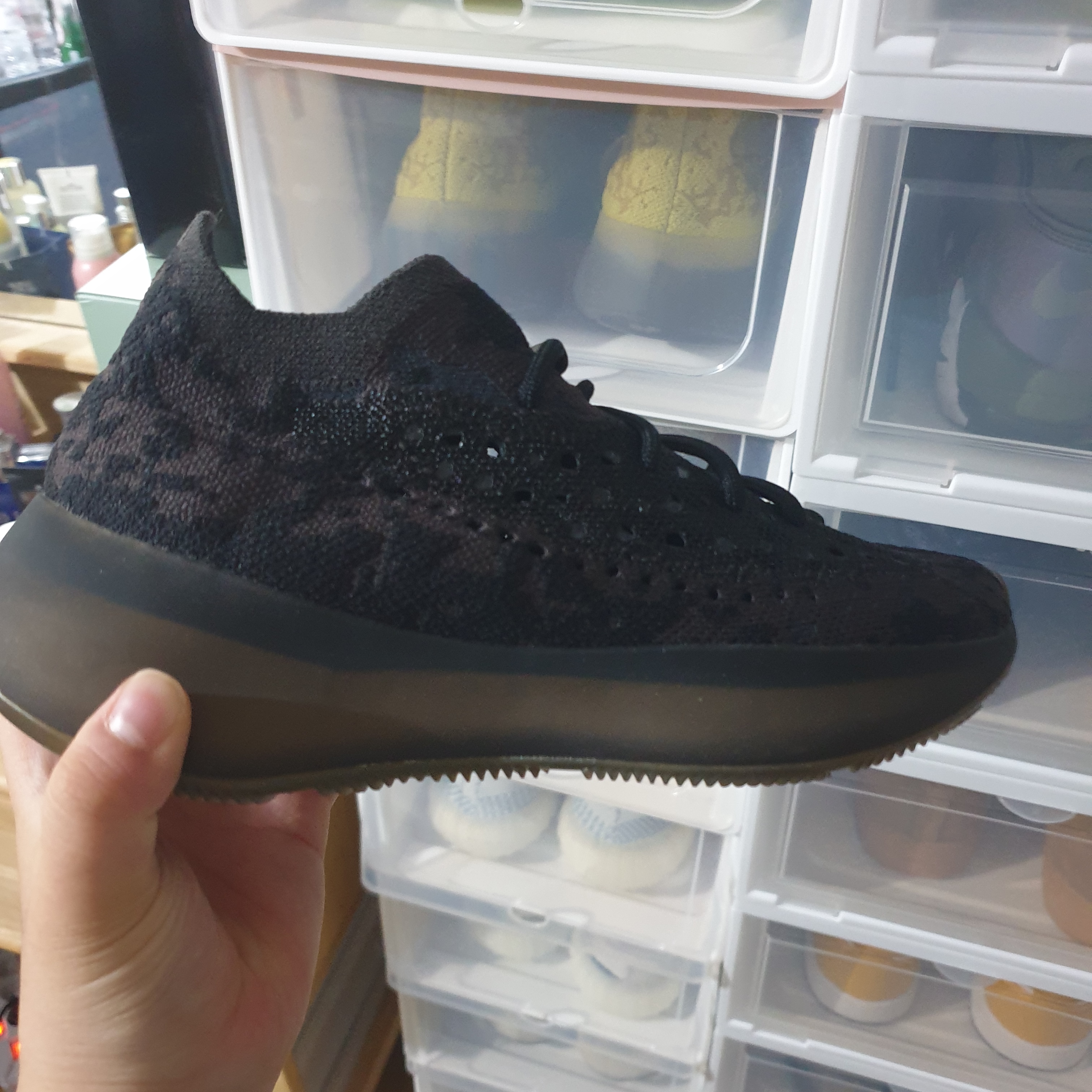 Adidas Yeezy Boost 380 Onyx - Non-Reflective 착용 스타일 - 2