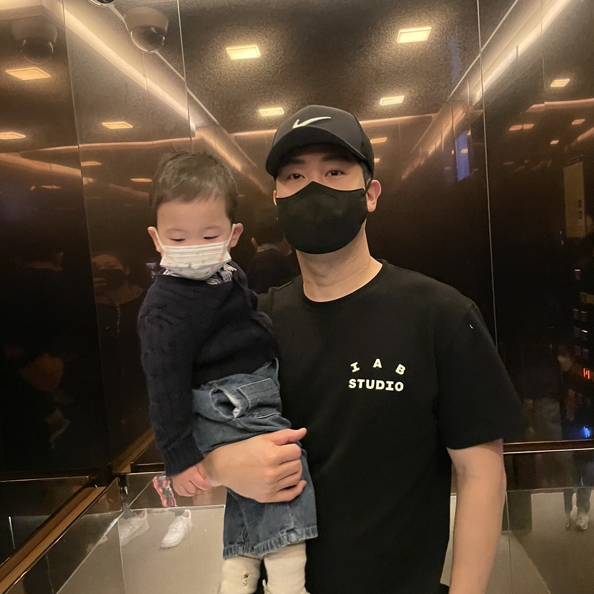 IAB Studio Black Glow T-Shirt 착용 스타일
