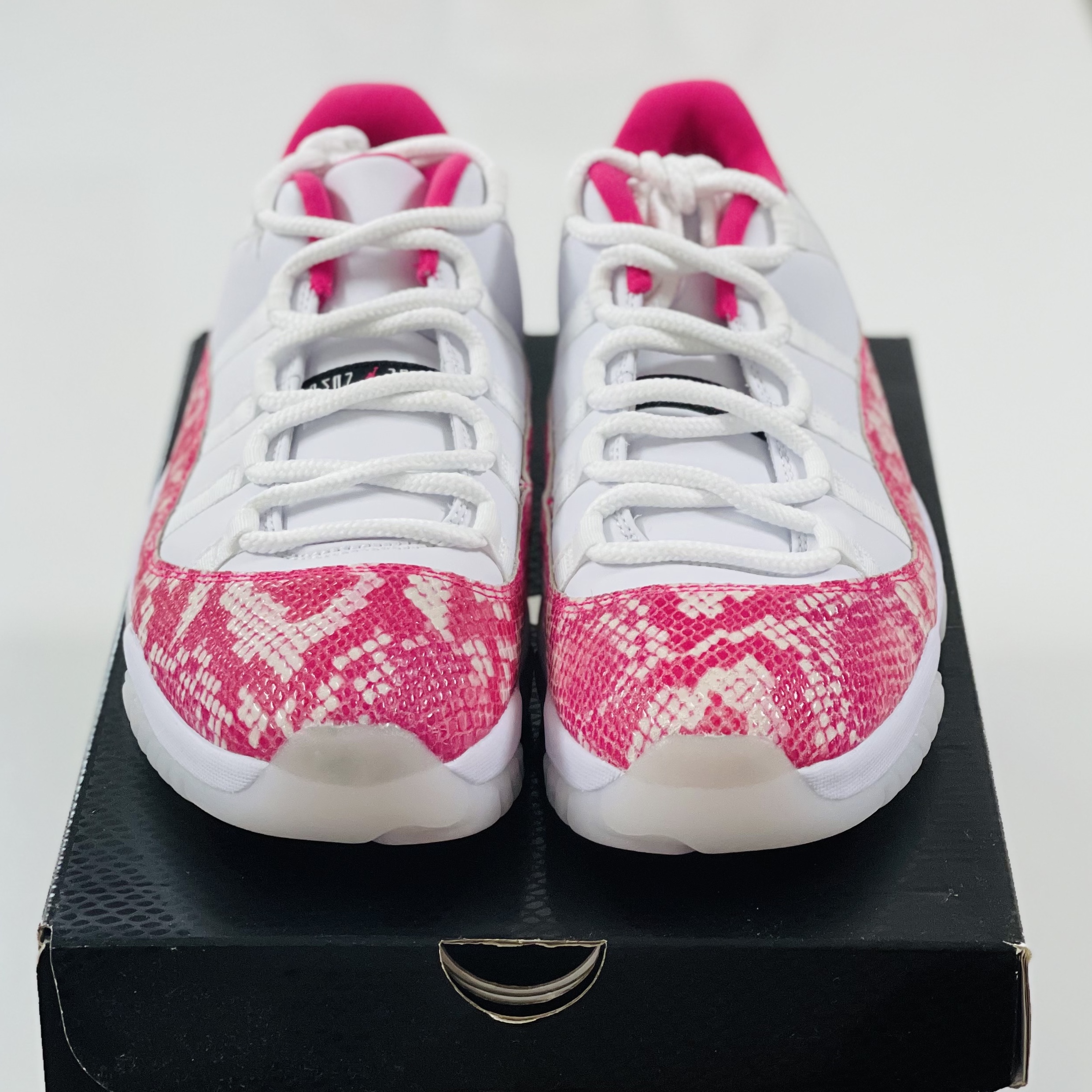 (W) Jordan 11 Retro Low Pink Snakeskin 2019 착용 스타일 - 3