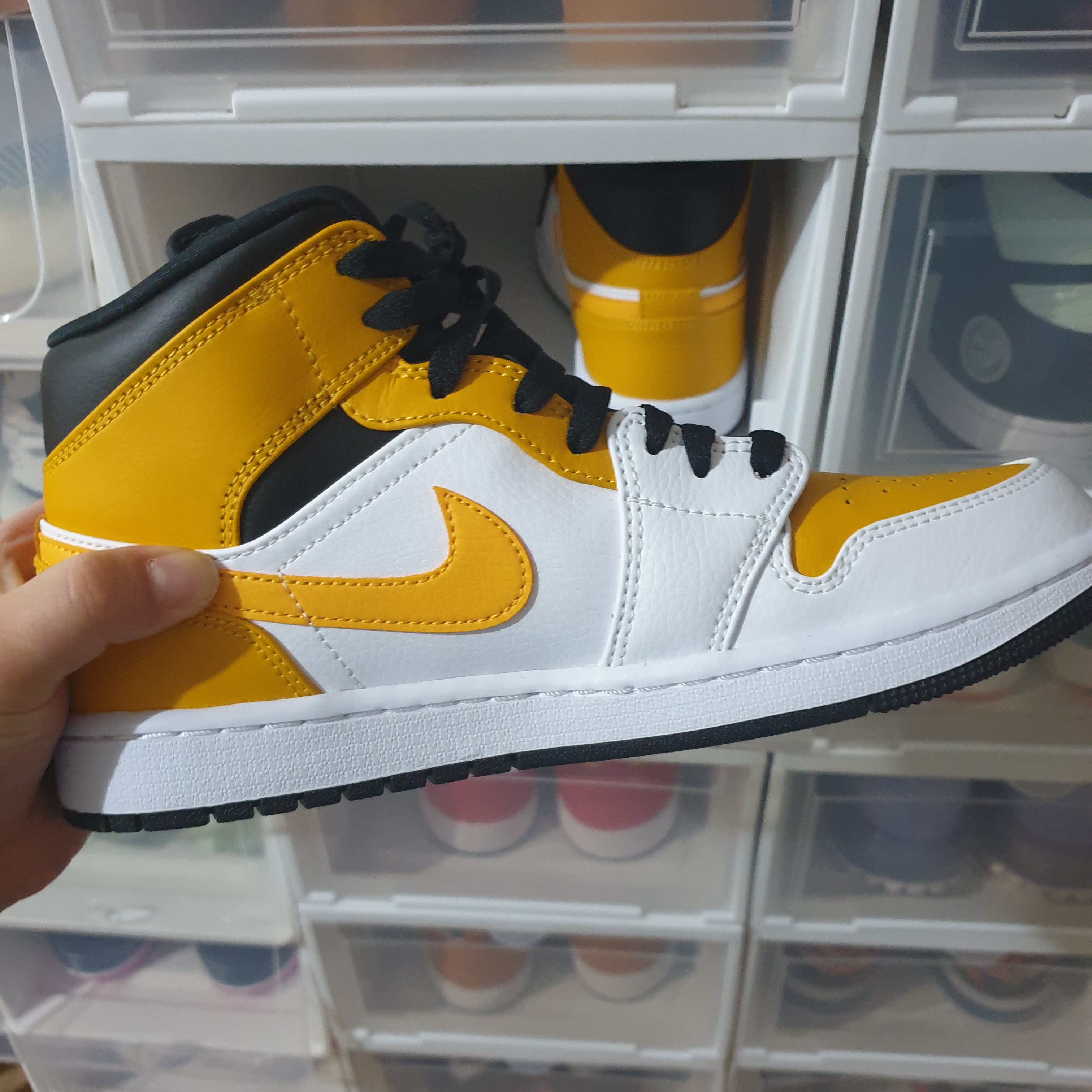 Jordan 1 Mid White University Gold 착용 스타일 - 2