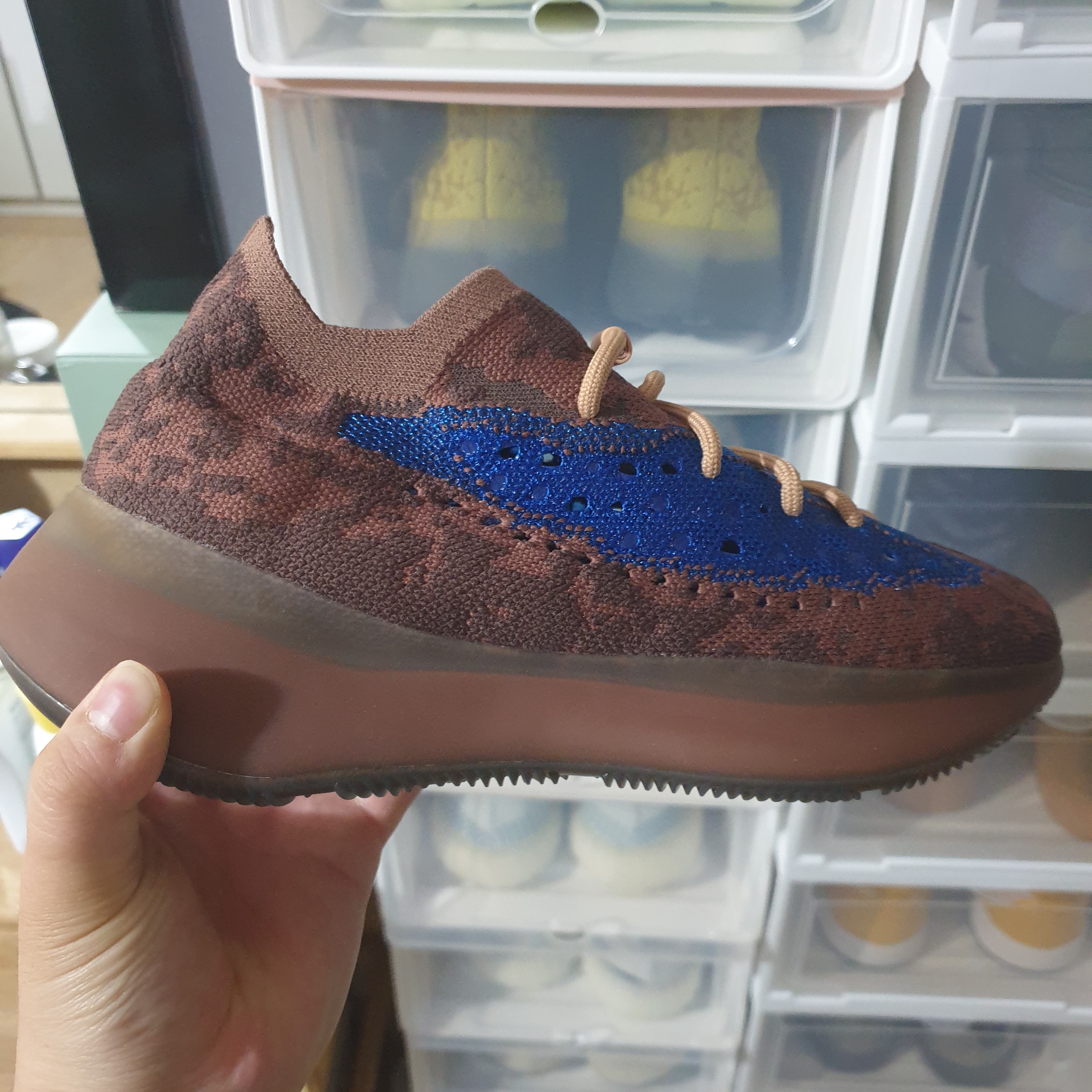 Adidas Yeezy Boost 380 Azure - Non-Reflective 착용 스타일 - 2