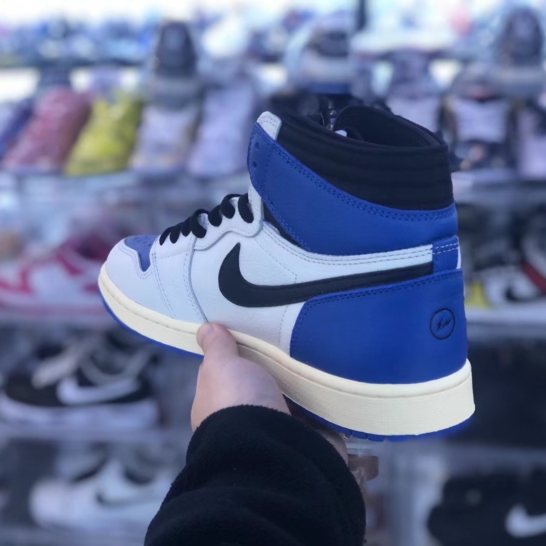 Jordan 1 x Travis Scott Retro High OG SP Mocha, Jordan 1 x Travis Scott x Fragment Retro High OG SP Military Blue 착용 스타일 - 2