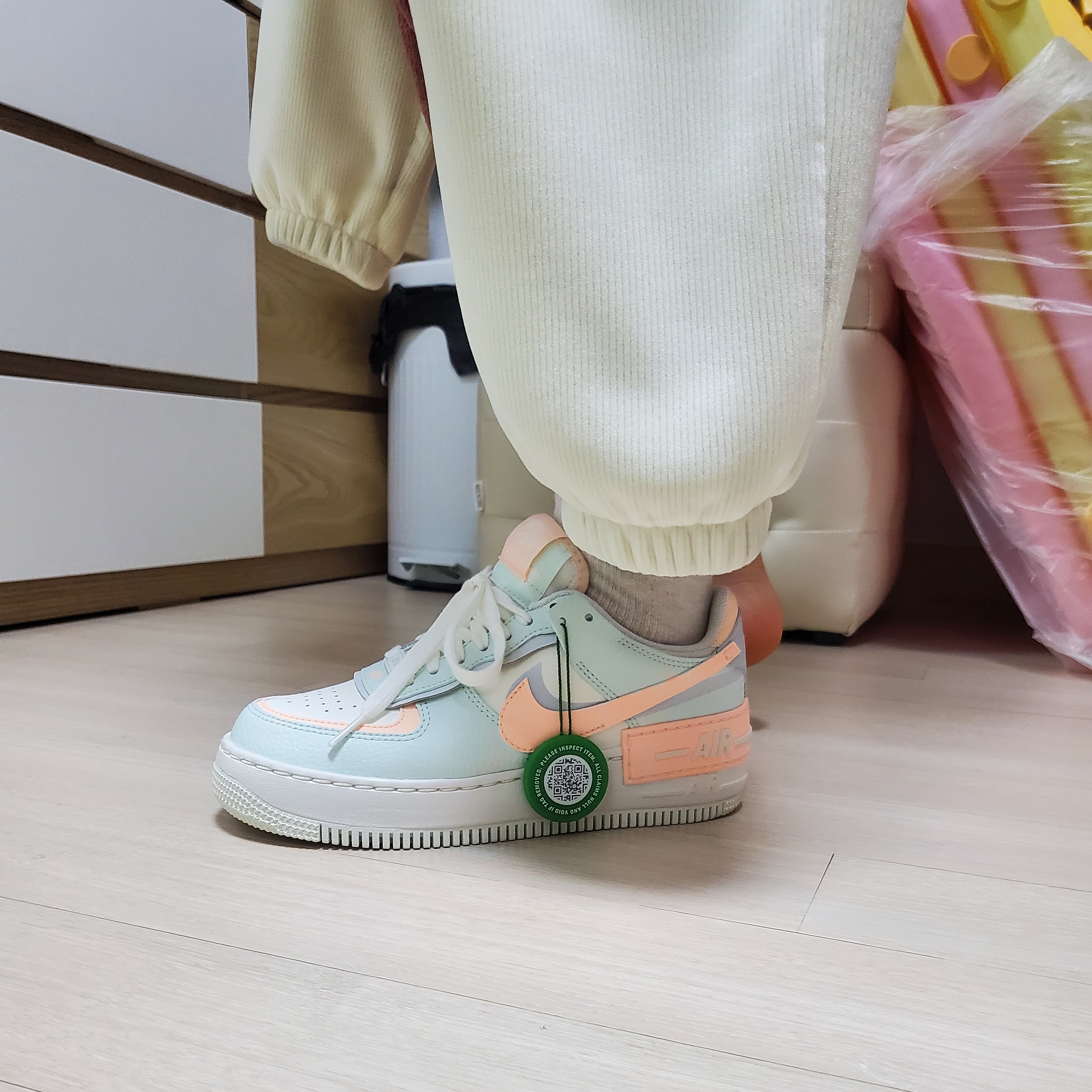 (W) Nike Air Force 1 Shadow Barely Green Crimson Tint 착용 스타일