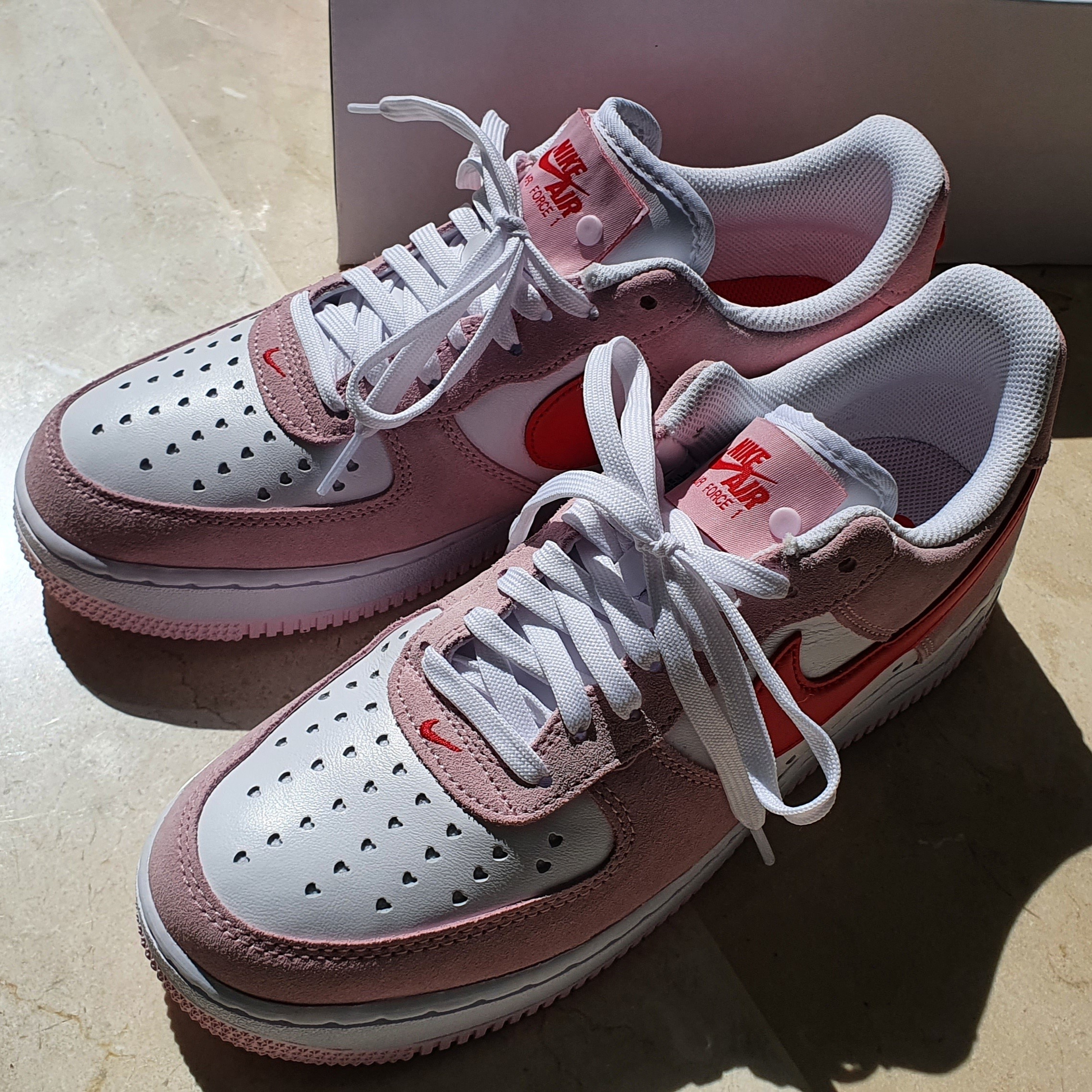 Nike Air Force 1 '07 QS Valentine's Day 착용 스타일 - 1