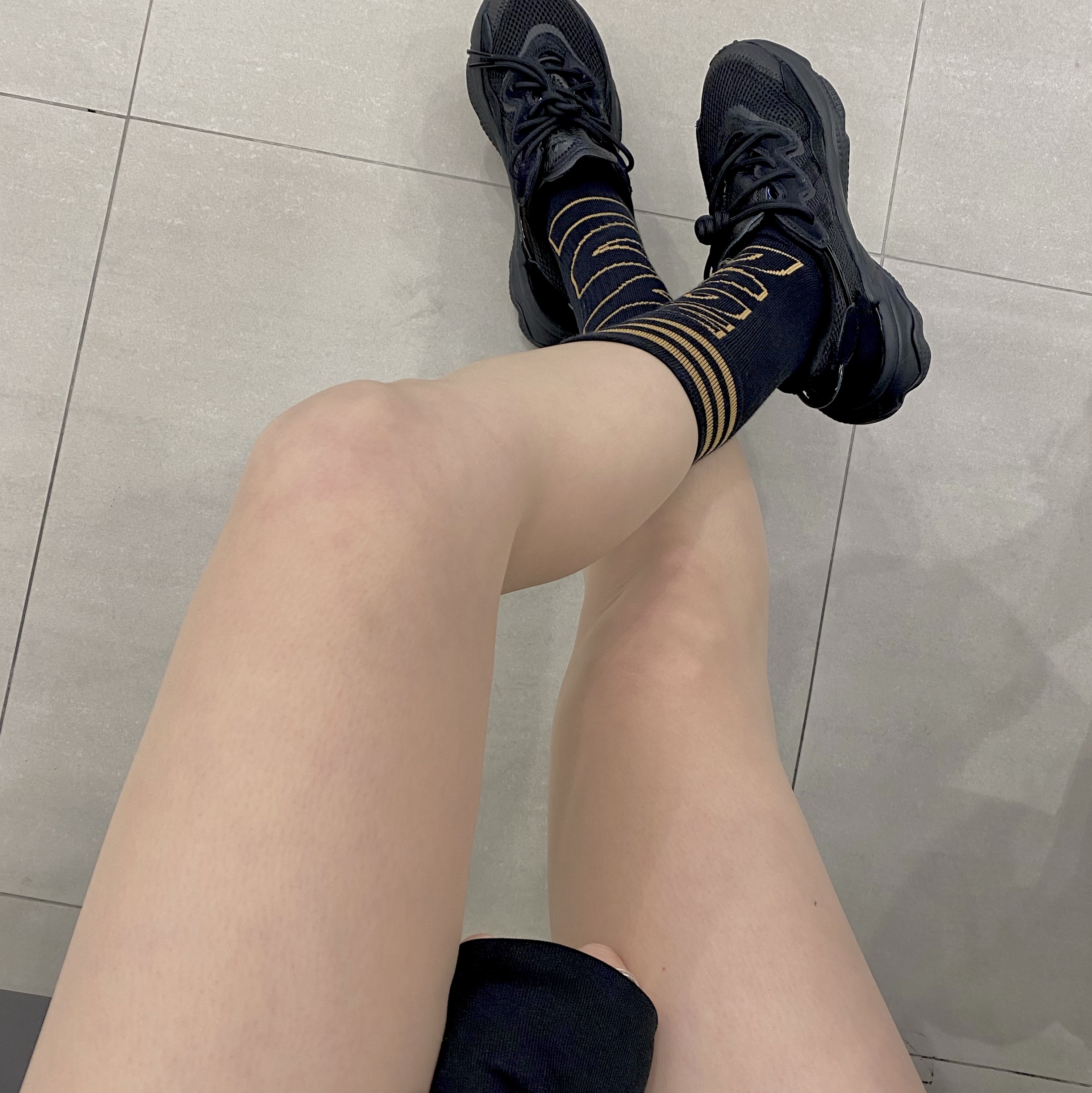 Adidas Ozweego Core Black 착용 스타일