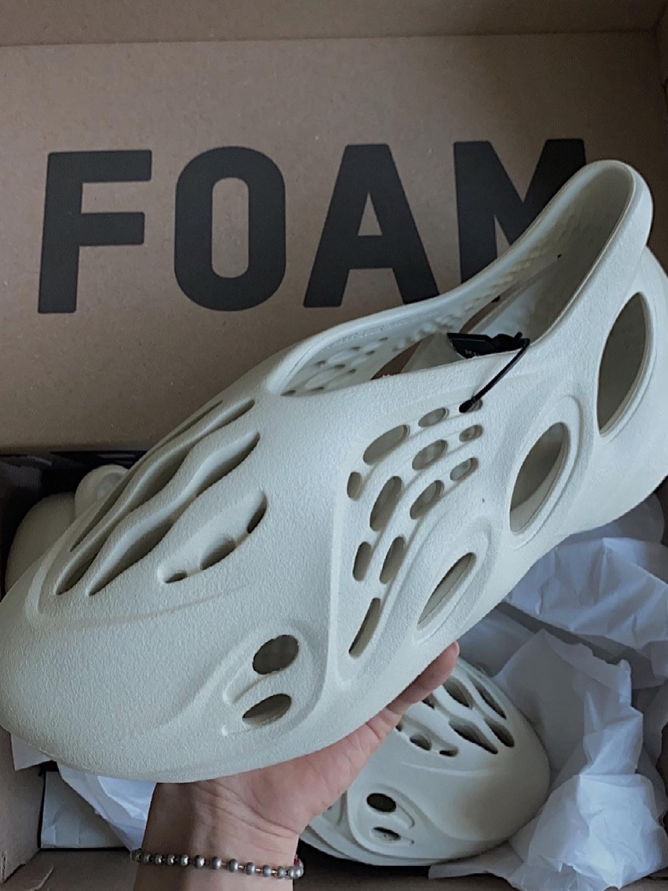 Adidas Yeezy Foam RNNR Sand 착용 스타일 - 2