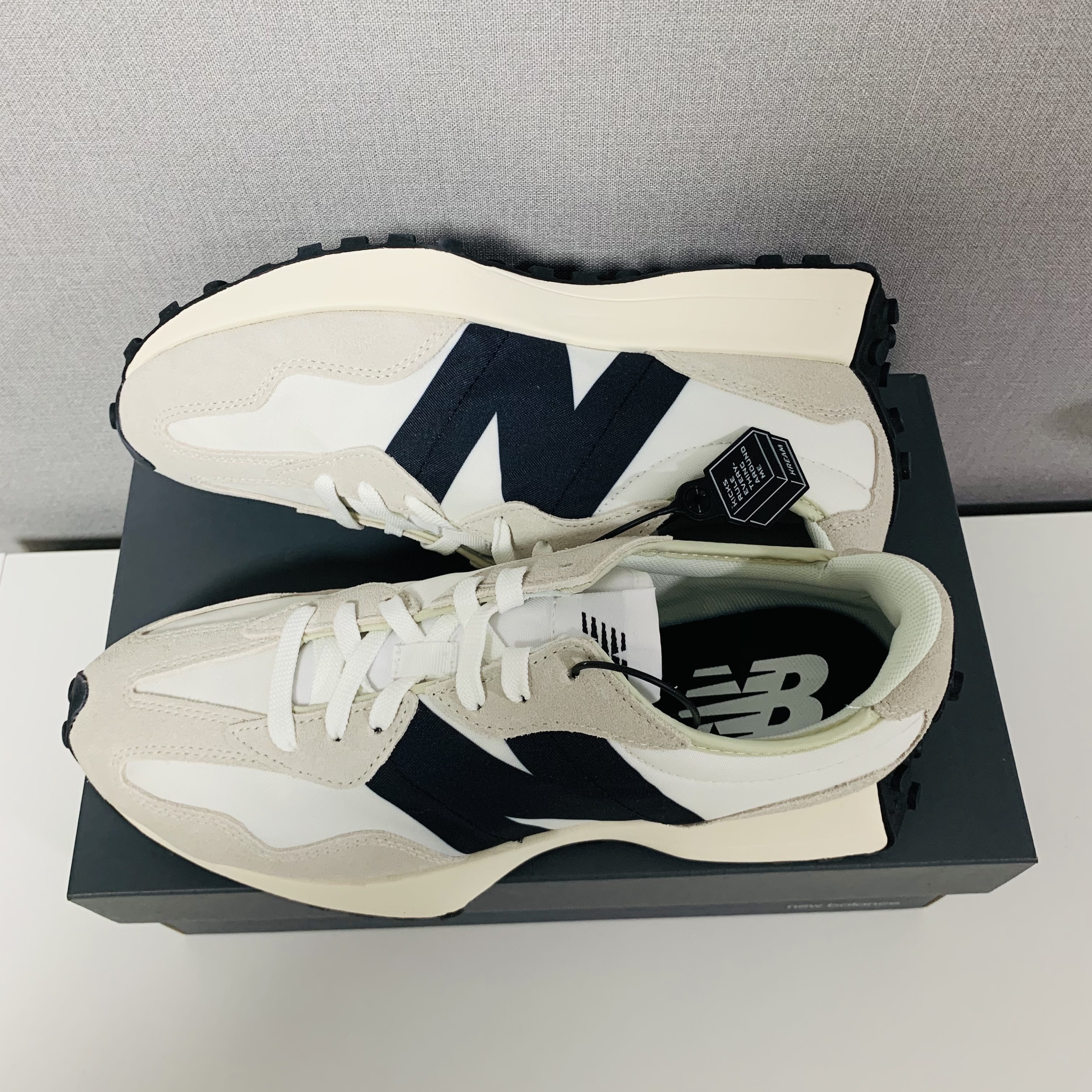 New Balance 327 White Black 착용 스타일 - 2