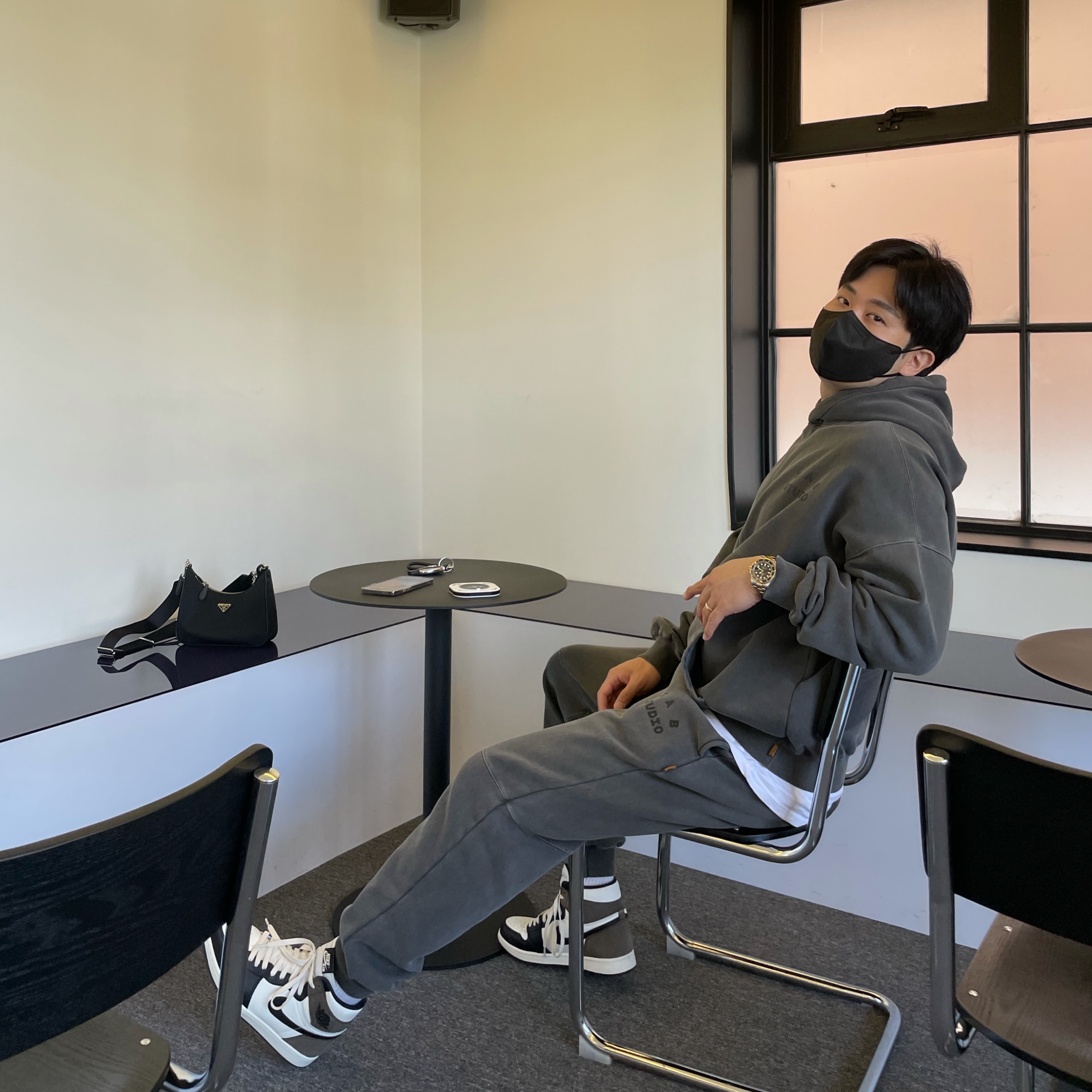 Jordan 1 Retro High OG Black Mocha, IAB Studio Blocked Pigment Hoodie Black 착용 스타일 - 1