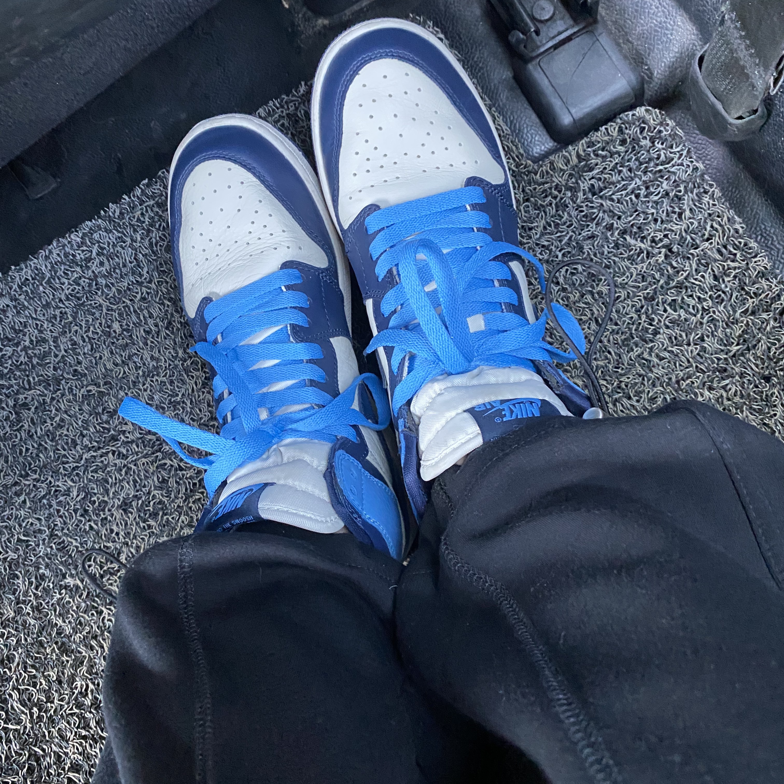 Jordan 1 Retro High Obsidian UNC, (GS) Jordan 1 Retro High Obsidian UNC 착용 스타일 - 2