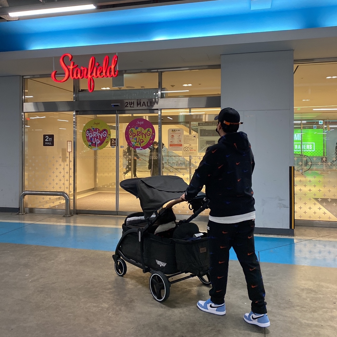 Jordan 1 Retro High OG University Blue, Nike x Kith New York Knicks AOP Hoodie Black 착용 스타일 - 2