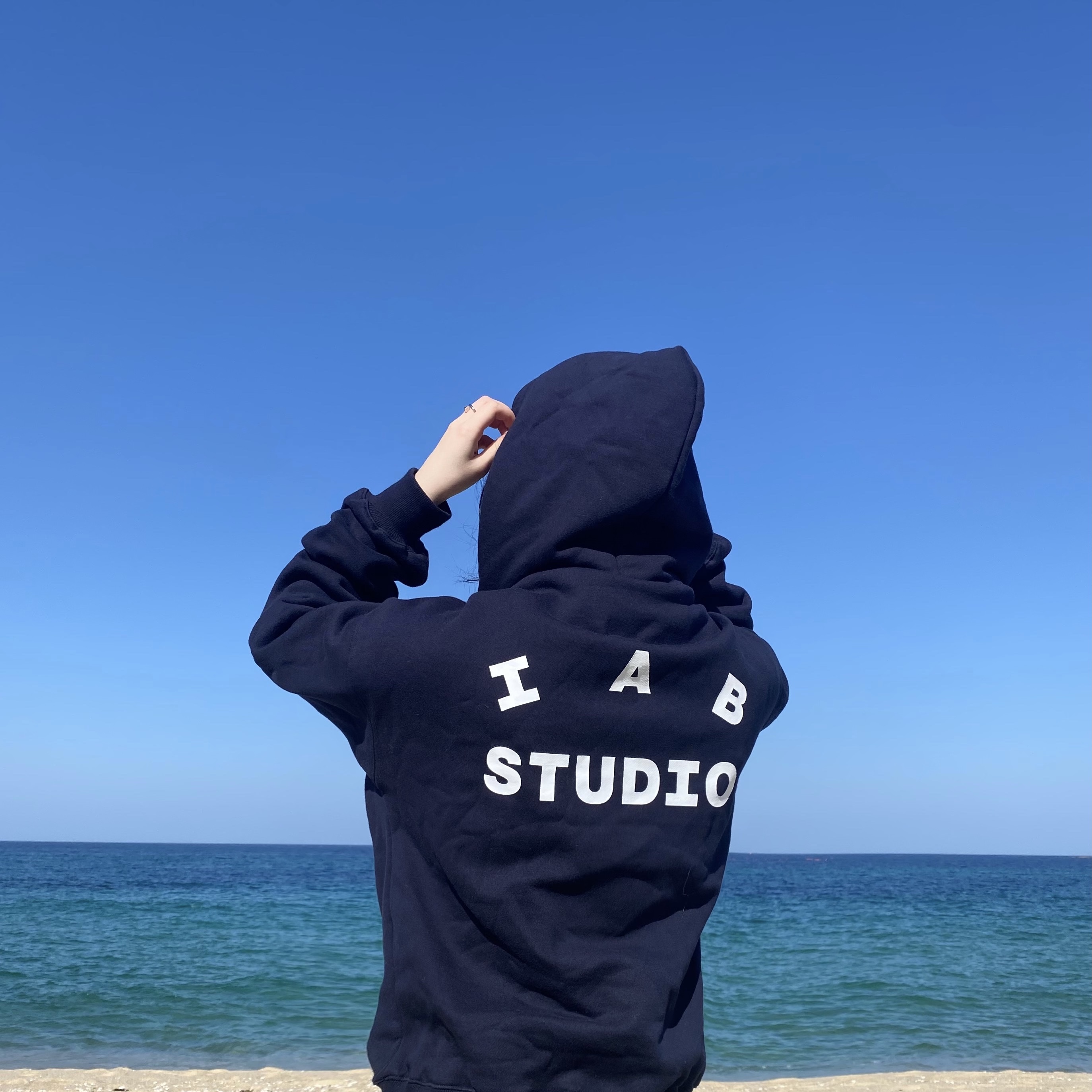 IAB Studio Hoodie Navy - 21SS 착용 스타일