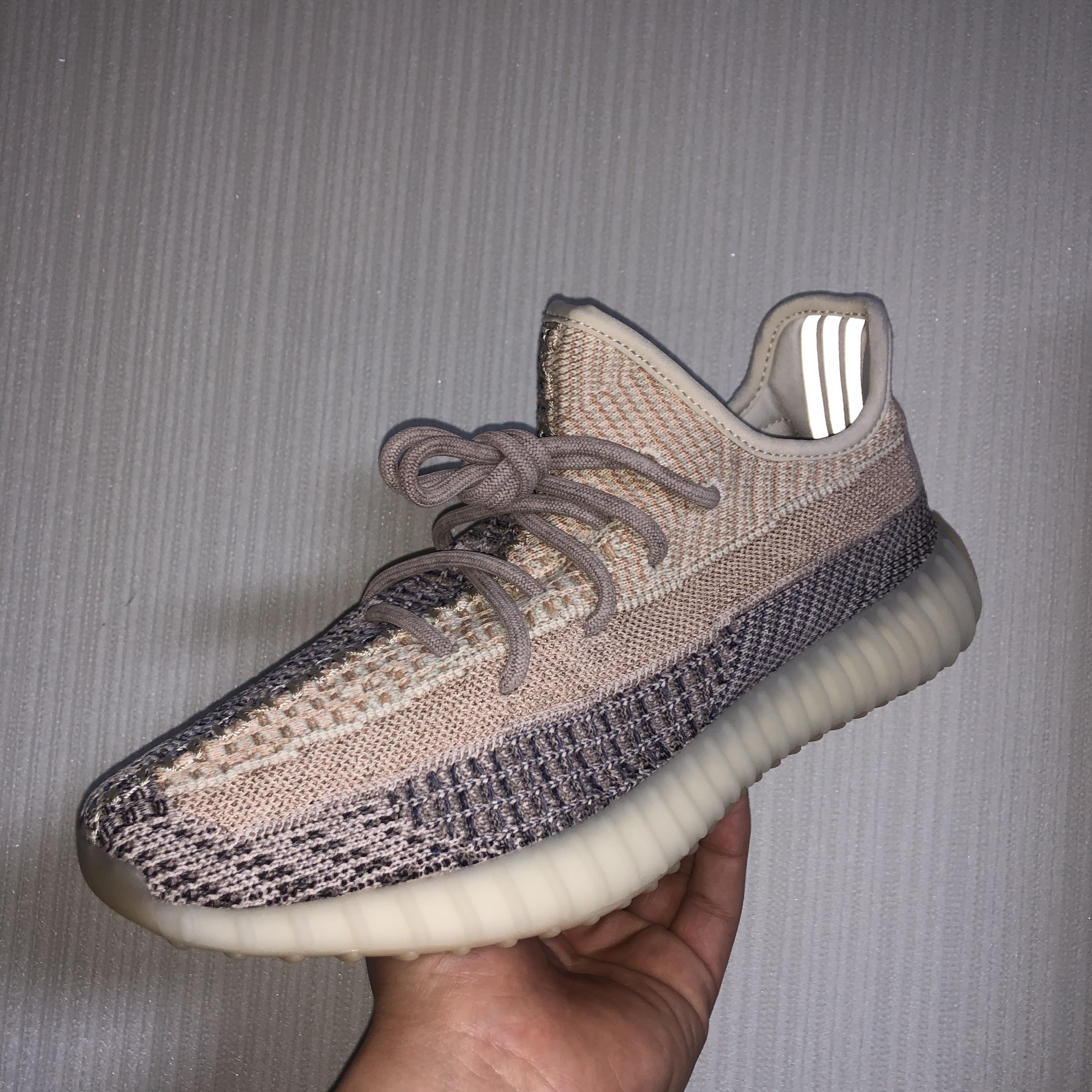 Adidas Yeezy Boost 350 V2 Ash Pearl 착용 스타일 - 5
