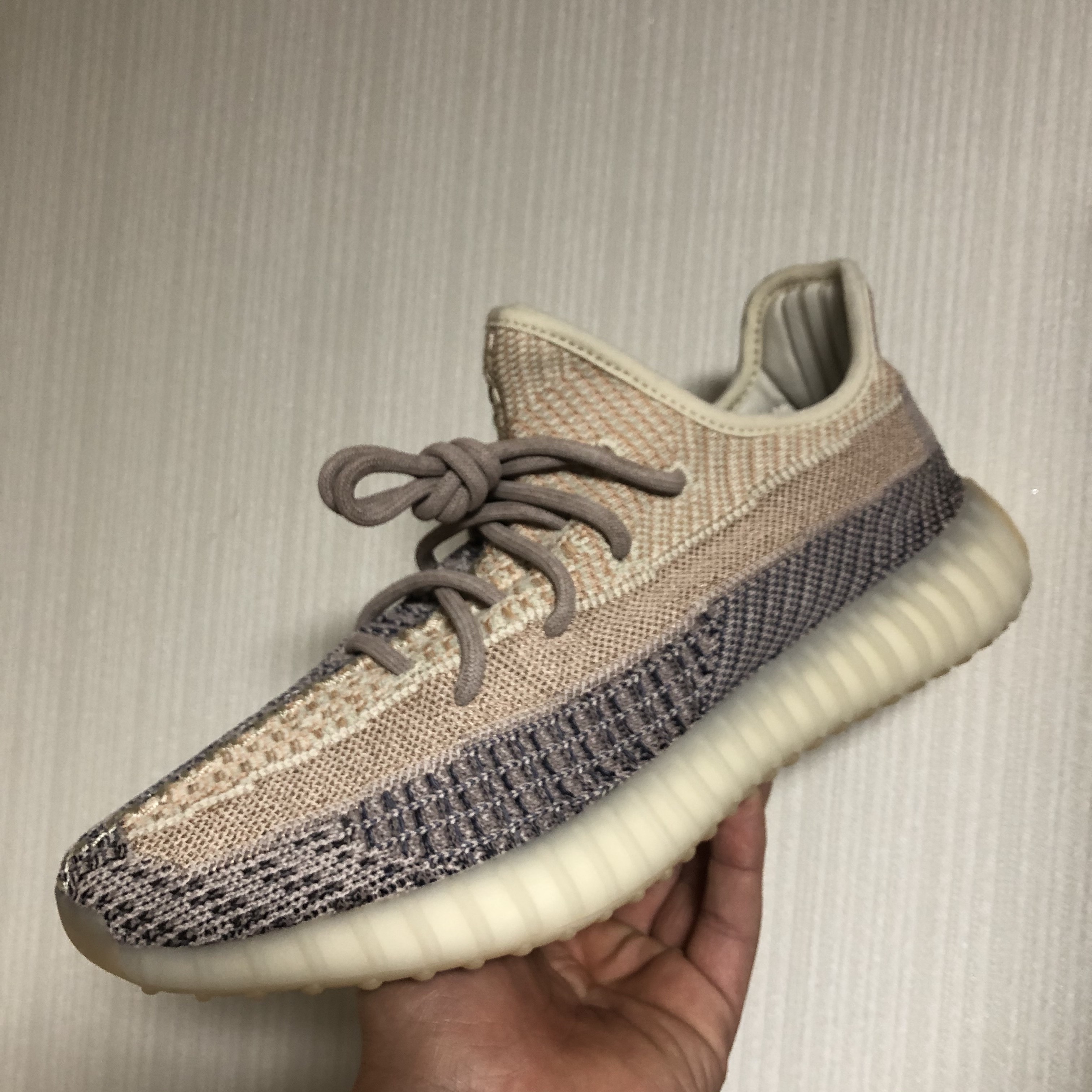 Adidas Yeezy Boost 350 V2 Ash Pearl 착용 스타일 - 4