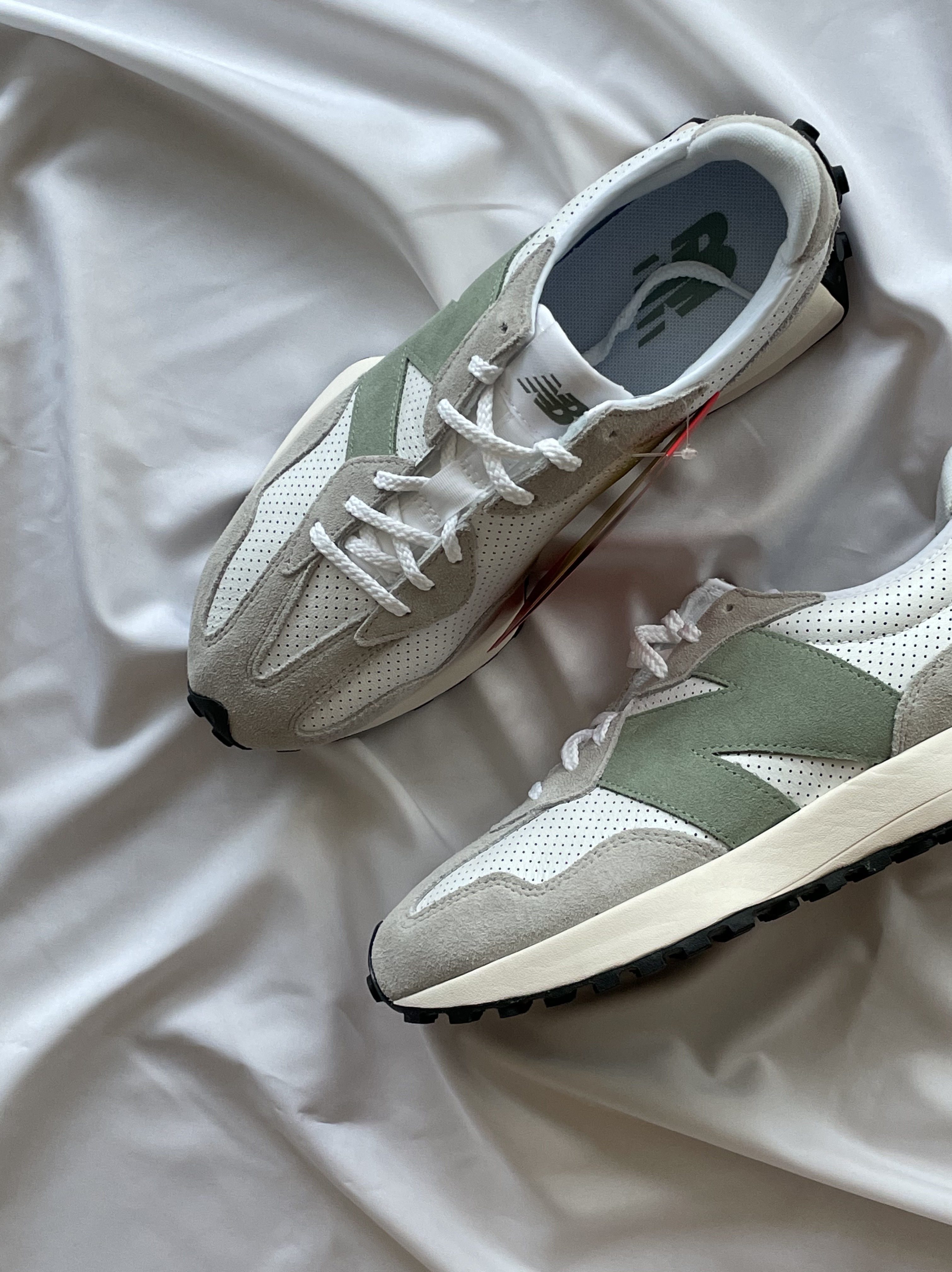 (W) New Balance 327 Grey Green - JD Sports Exclusive 착용 스타일 - 2