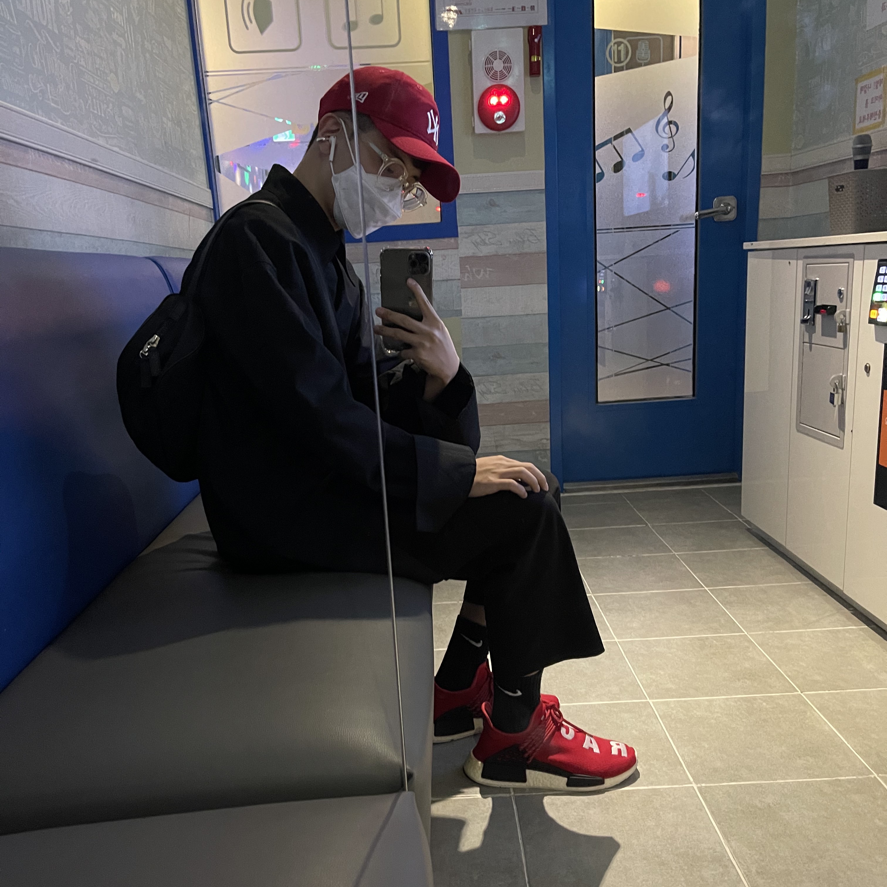 Adidas x Pharrell Williams Hu NMD Scarlet 착용 스타일